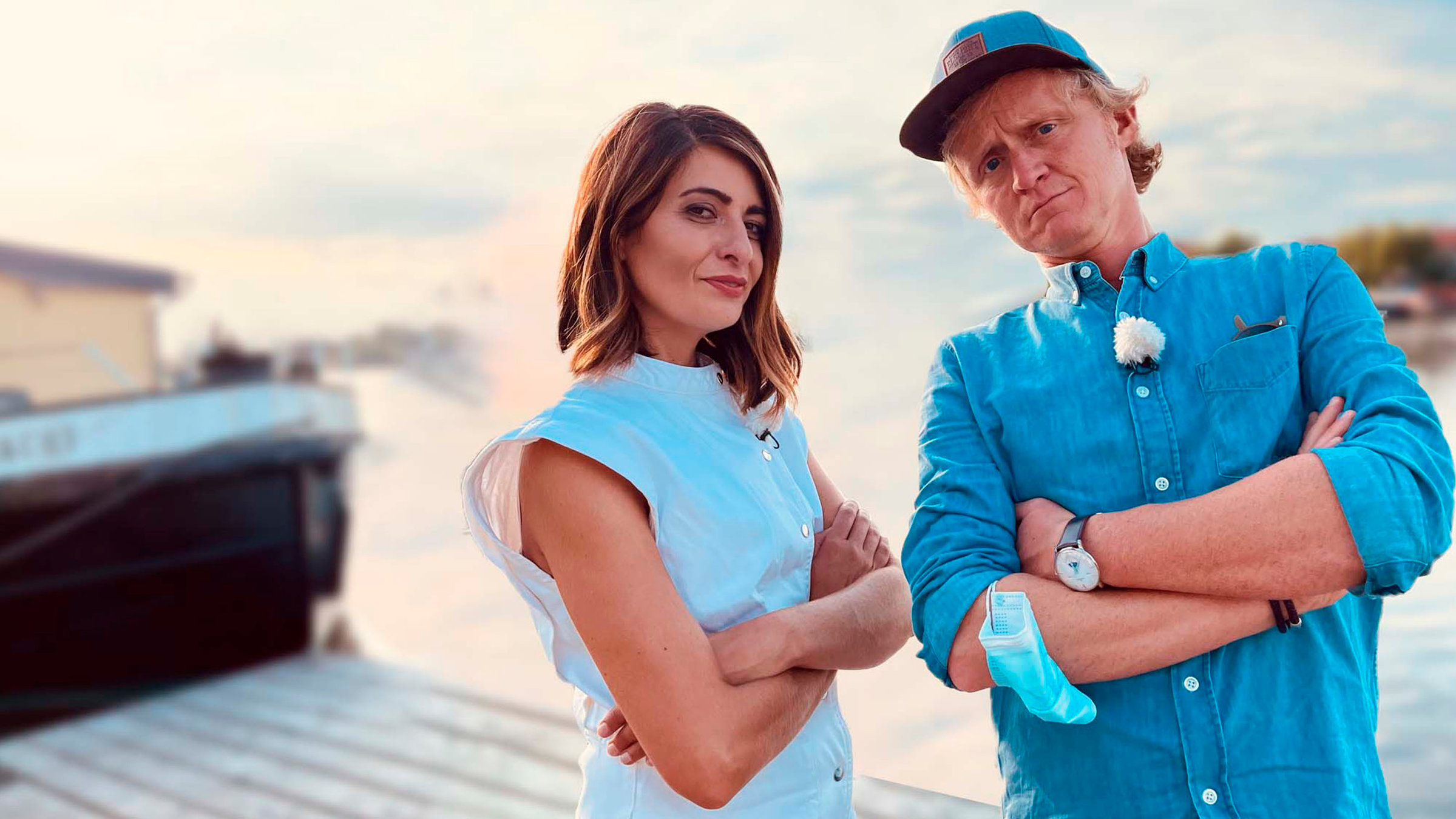 "Kurzstrecke mit Pierre M. Krause - Linda Zervakis is still Lindi from the Block...": Linda Zervakis alias L-Zetti erzählt in einem nervenschockenden Interview mit Pierre M. Krause alles über ihren Wechsel zu ProSieben und die harte Schule bei ihrer Mutter im Kiosk. Vorab geraten beide unter die Fittiche von Lindas Hof-Fotografin Elissavet Patrikiou und knipsen in schönster Hafen-Atmosphäre täuschend echte Paparazzi-Pics.