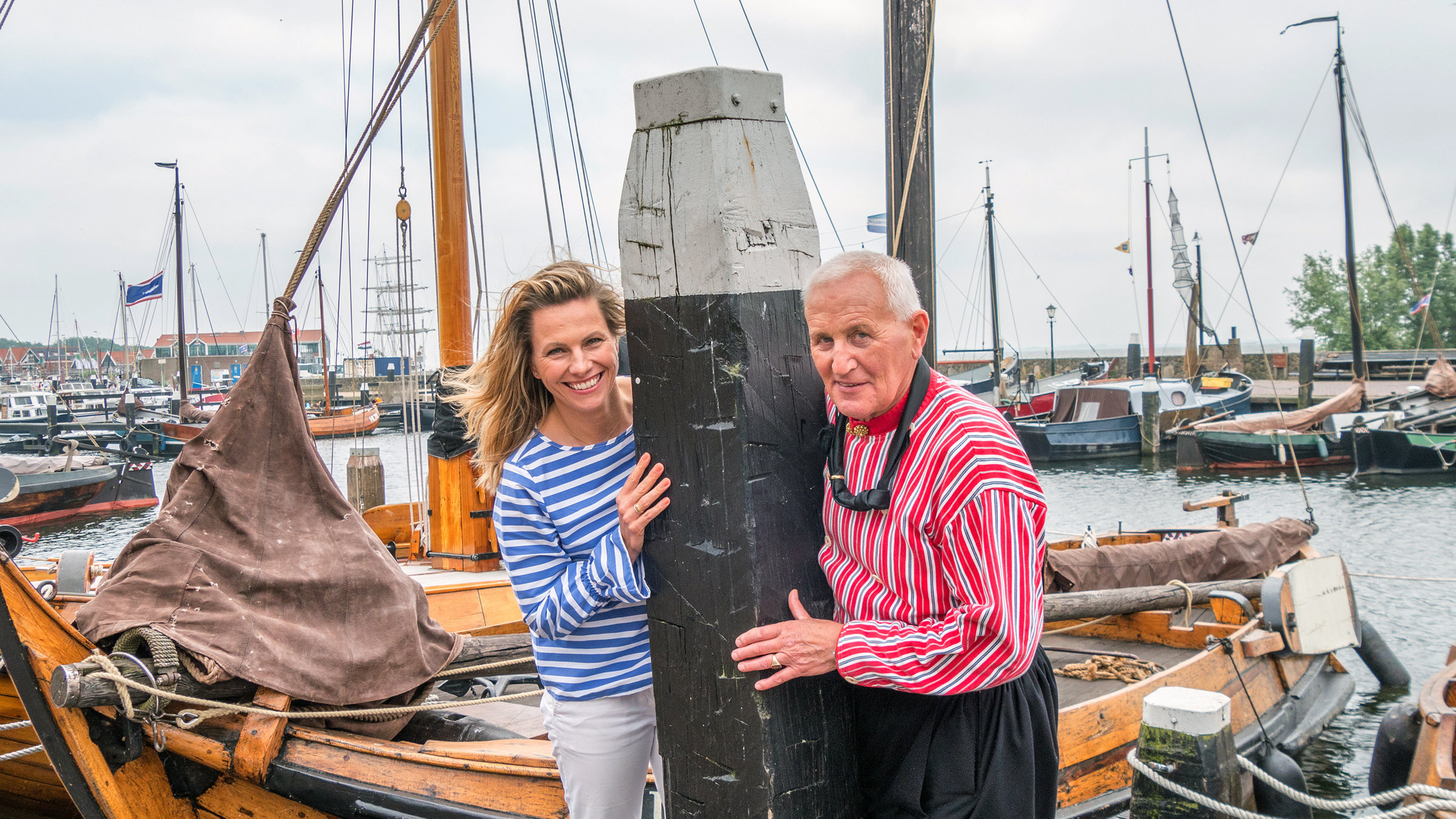 "Wasserwelt Flevoland": Moderatorin Andrea Grießmann mit Guide und ehemaligen Fischer Jan van Urk im Hafen der Ortschaft Urk auf Flevoland. Der Ort Urk war vor der Einpolderung eine Insel.