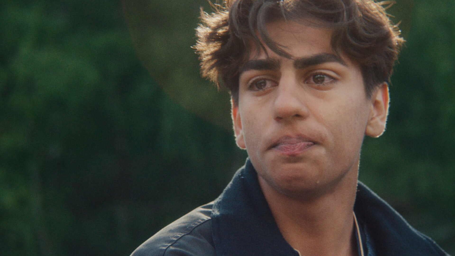 "After Benjamin: Victor": Nahaufnahme: Elias (Sam Ashraf) befindet sich im Freien und weint.