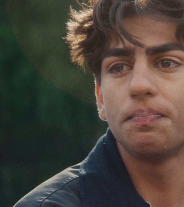 "After Benjamin: Victor": Nahaufnahme: Elias (Sam Ashraf) befindet sich im Freien und weint.