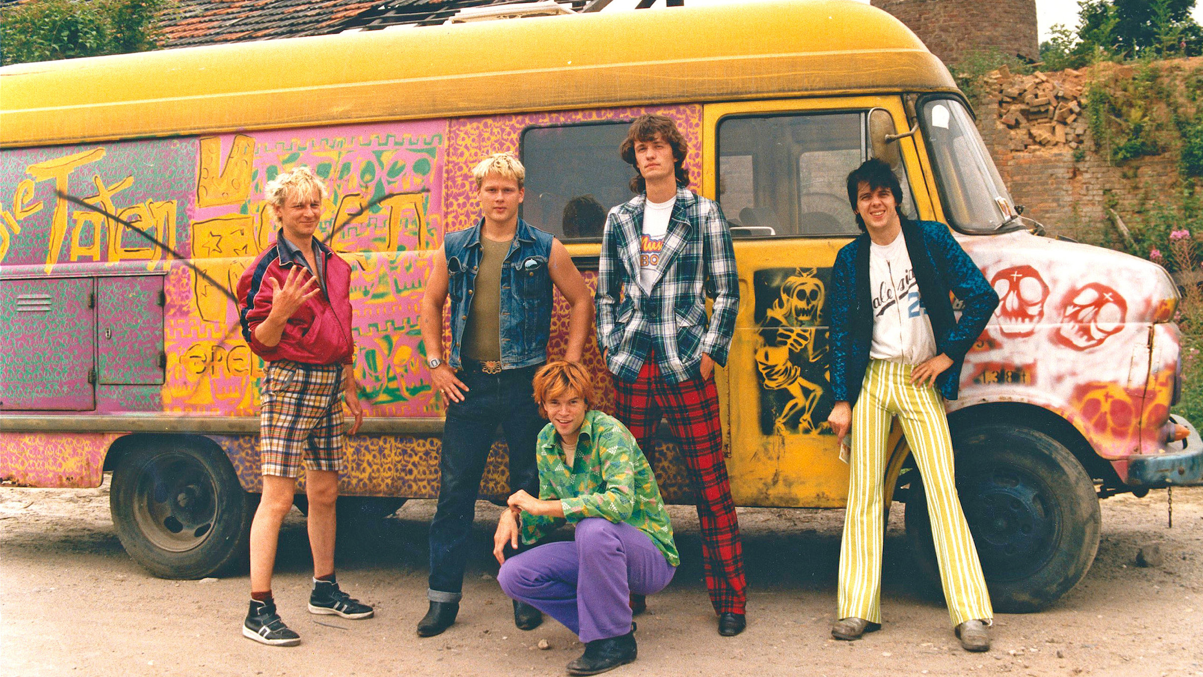 "Auswärtsspiel - Die Toten Hosen in Ost-Berlin": Die Toten Hosen vor ihrem grellbunten Tourbus.