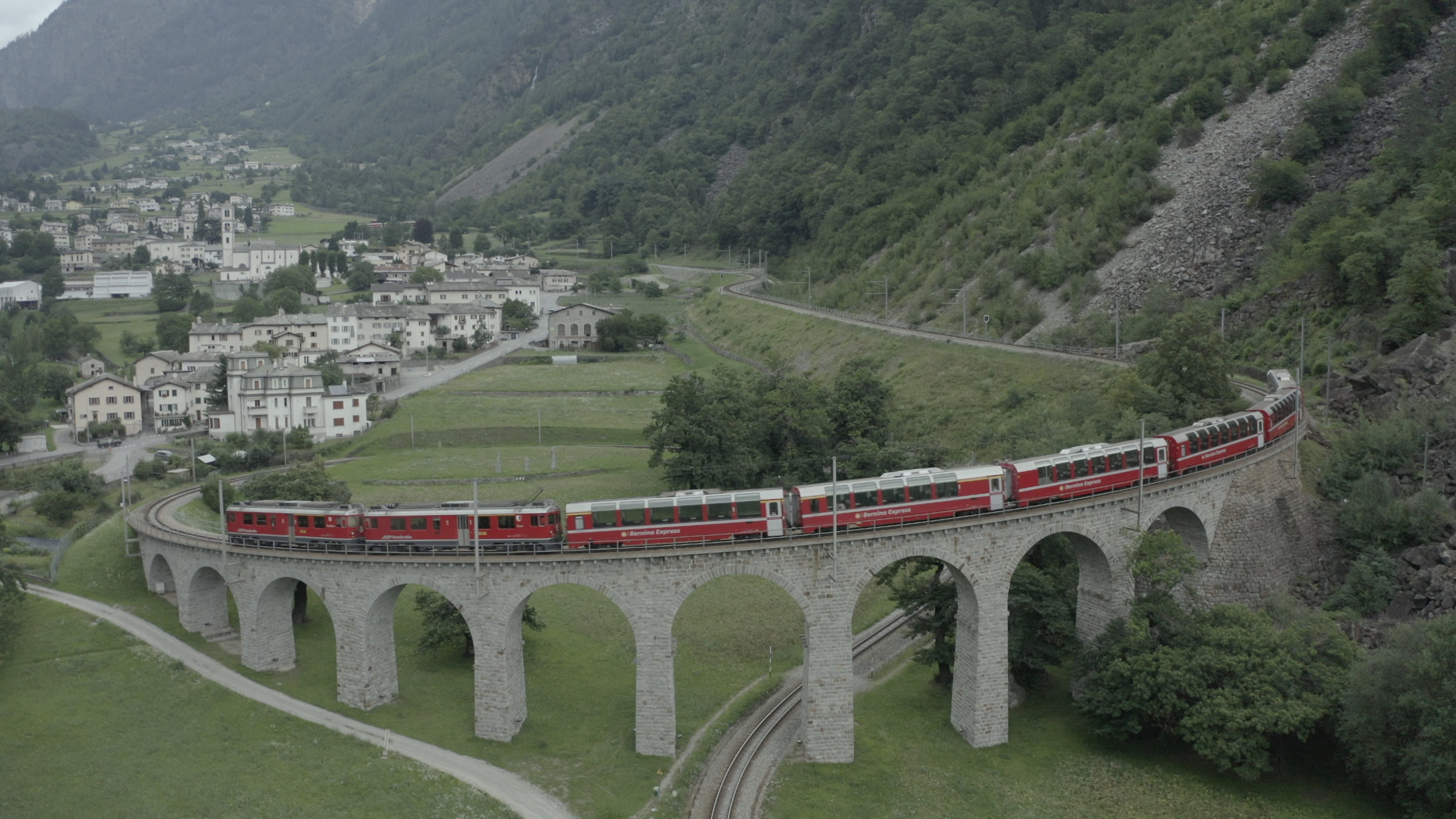 "Traumhafte Bahnstrecken der Schweiz II (1/4) - Im Bernina Express von St. Moritz nach Tirano": Ein Geniestreich der Eisenbahnpioniere - Kreisviadukt bei Brusio.