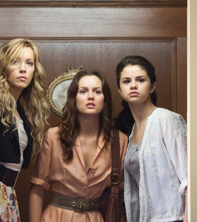 "Plötzlich Star": Grace (Selena Gomez), Emma (Katie Cassidy) und Meg (Leighton Meester) stehen in einem Fahrstuhl. Ihre Gesichter sind von Erstaunen geprägt, während die offenen Türen des Fahrstuhls den Blick auf den Raum vor ihnen freilegen.