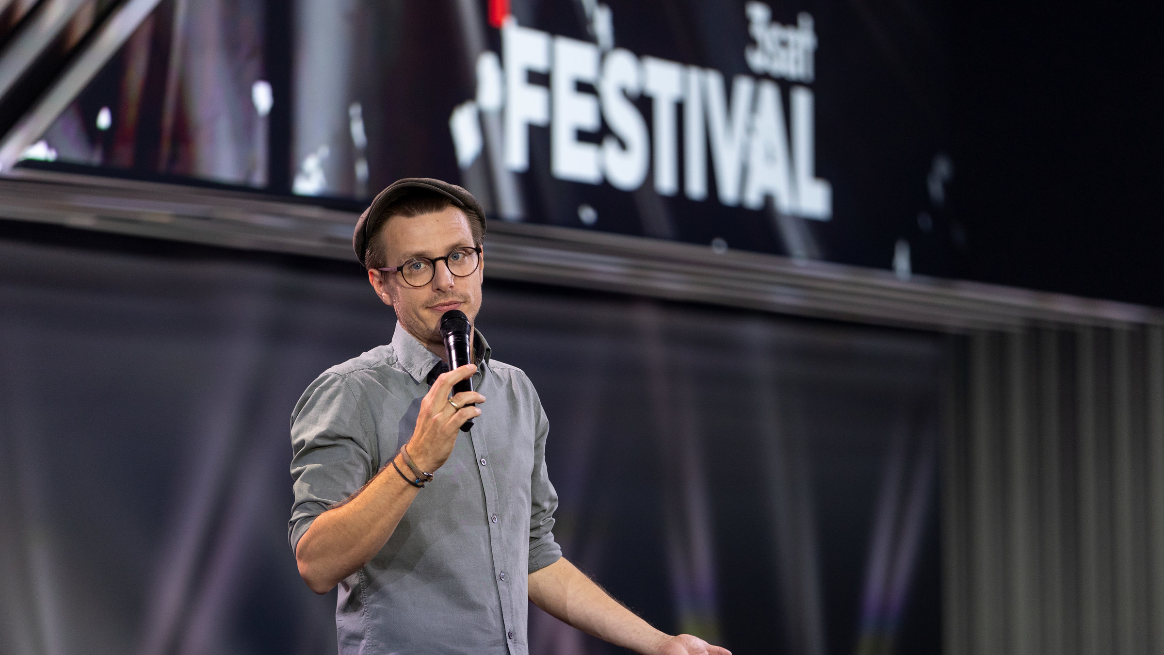 "Moritz Neumeier: Ich liebe sie trotzdem": Moritz Neumeier auf der Bühne.