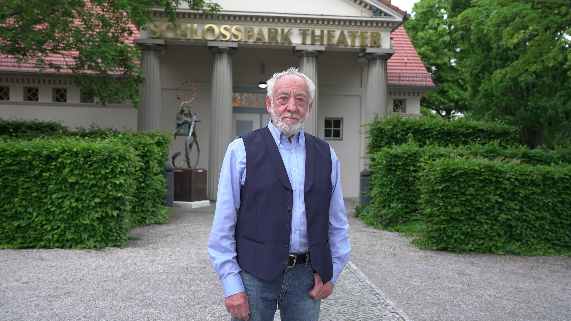 "ZDF-History - Dieter Hallervorden – Eine deutsche Legende": Dieter Hallervorden 2020 vor dem Schlosspark Theater in Berlin-Steglitz.