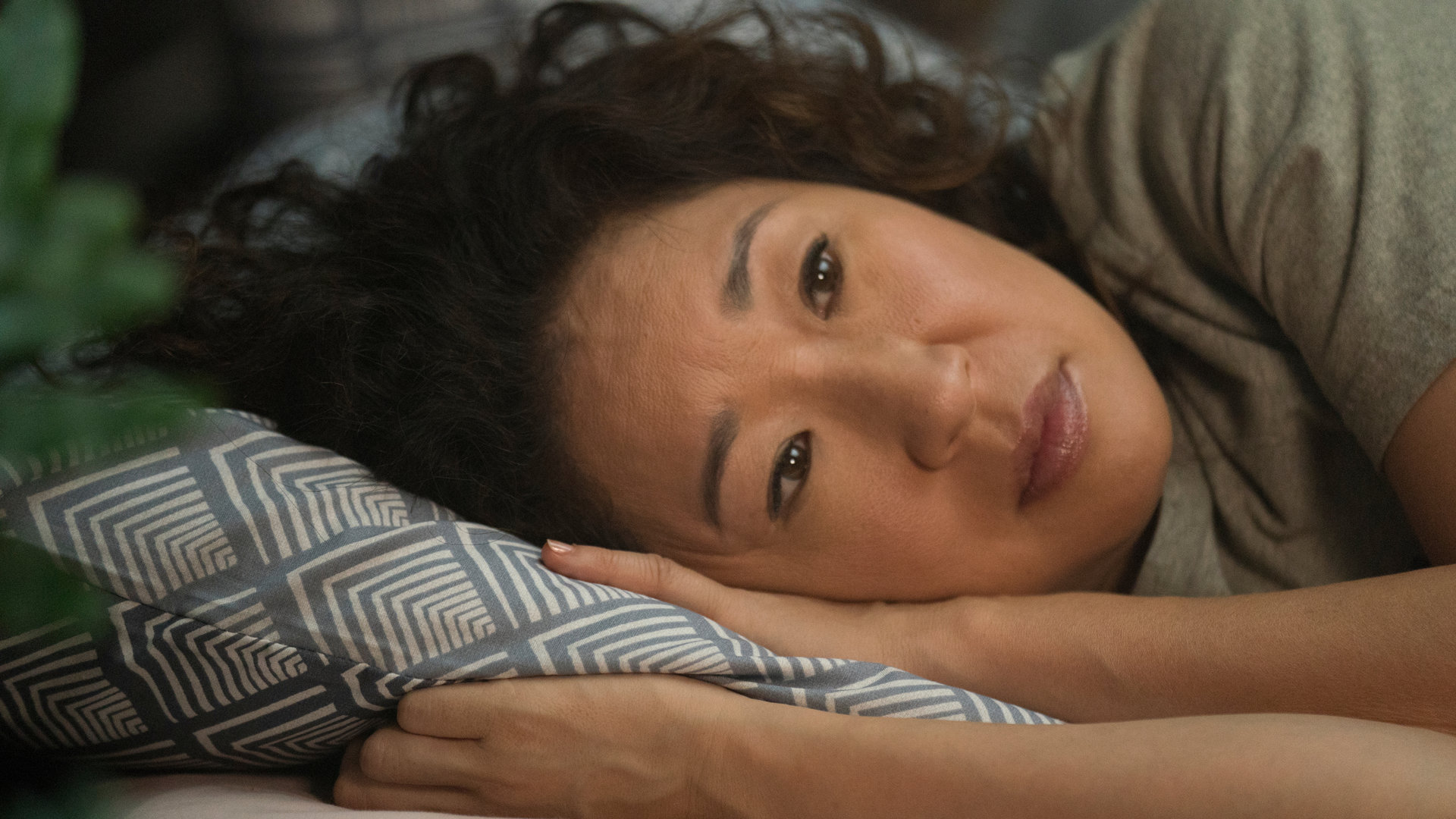 "Killing Eve - Ich hab' sie vielleicht getötet": Eve (Sandra Oh) liegt mit offenen Augen im Bett und schaut gedankenvertieft in die Ferne.