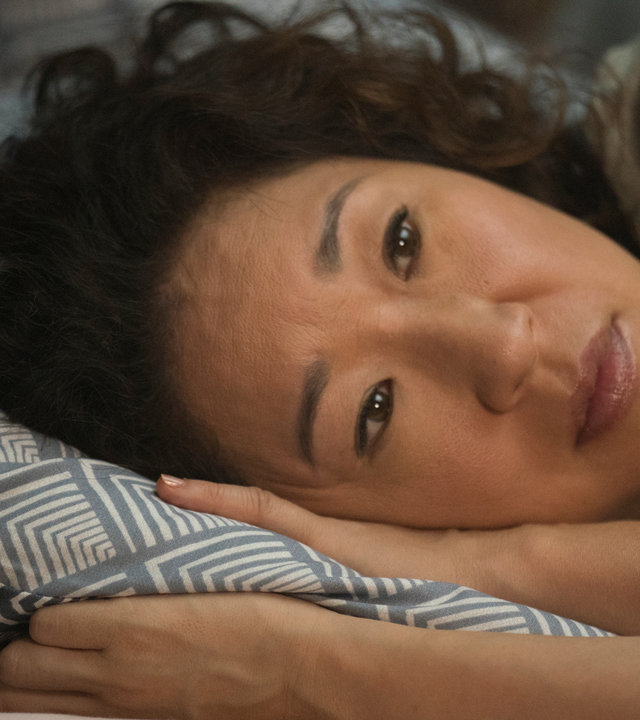 "Killing Eve - Ich hab' sie vielleicht getötet": Eve (Sandra Oh) liegt mit offenen Augen im Bett und schaut gedankenvertieft in die Ferne.