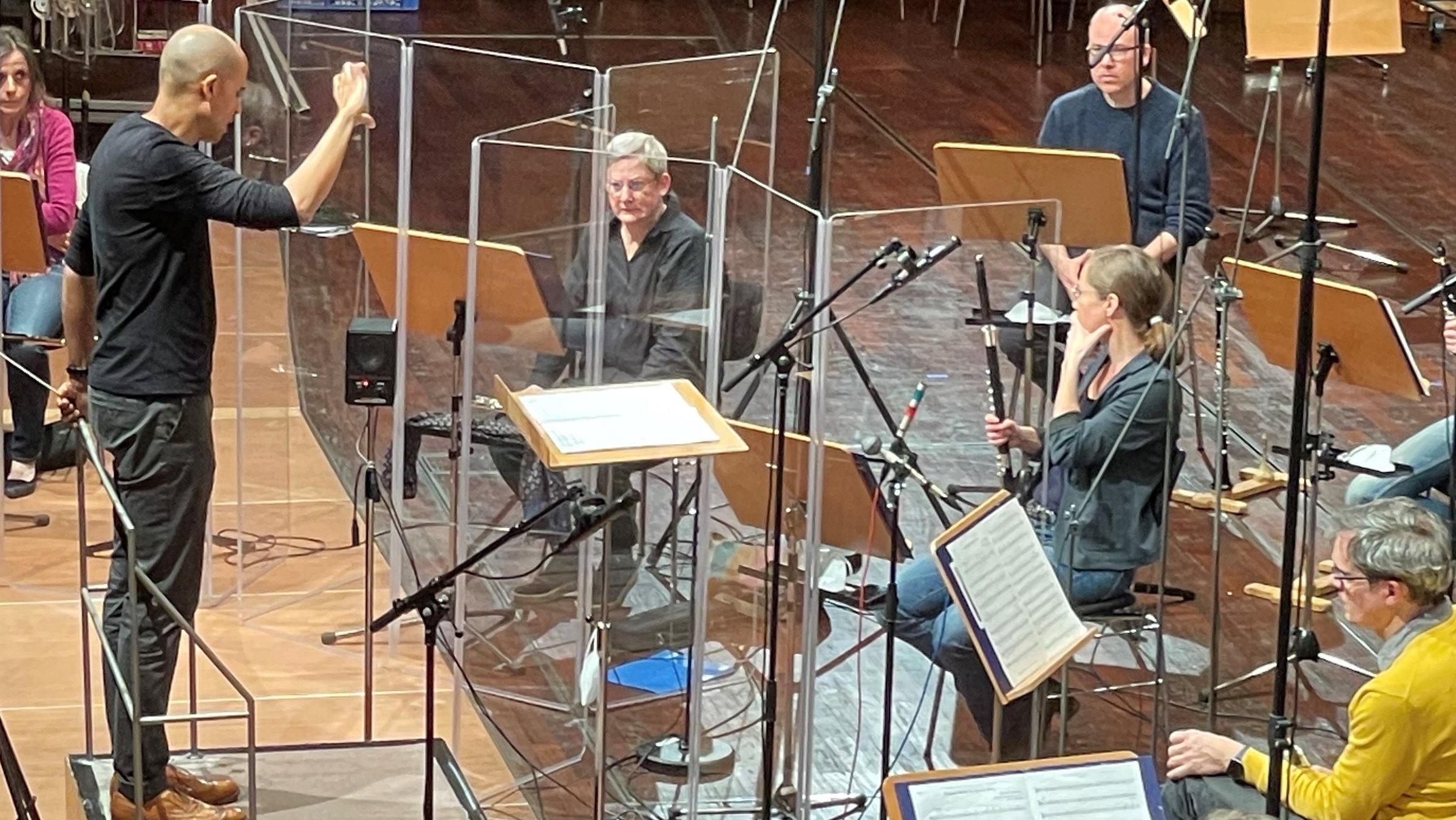 "Schwarze Musiker und weiße Musik - Wie rassistisch ist die Klassik?": Der schwarze Dirigent Kevin John Edusei leitet ein Orchester aus weißen Musikern.