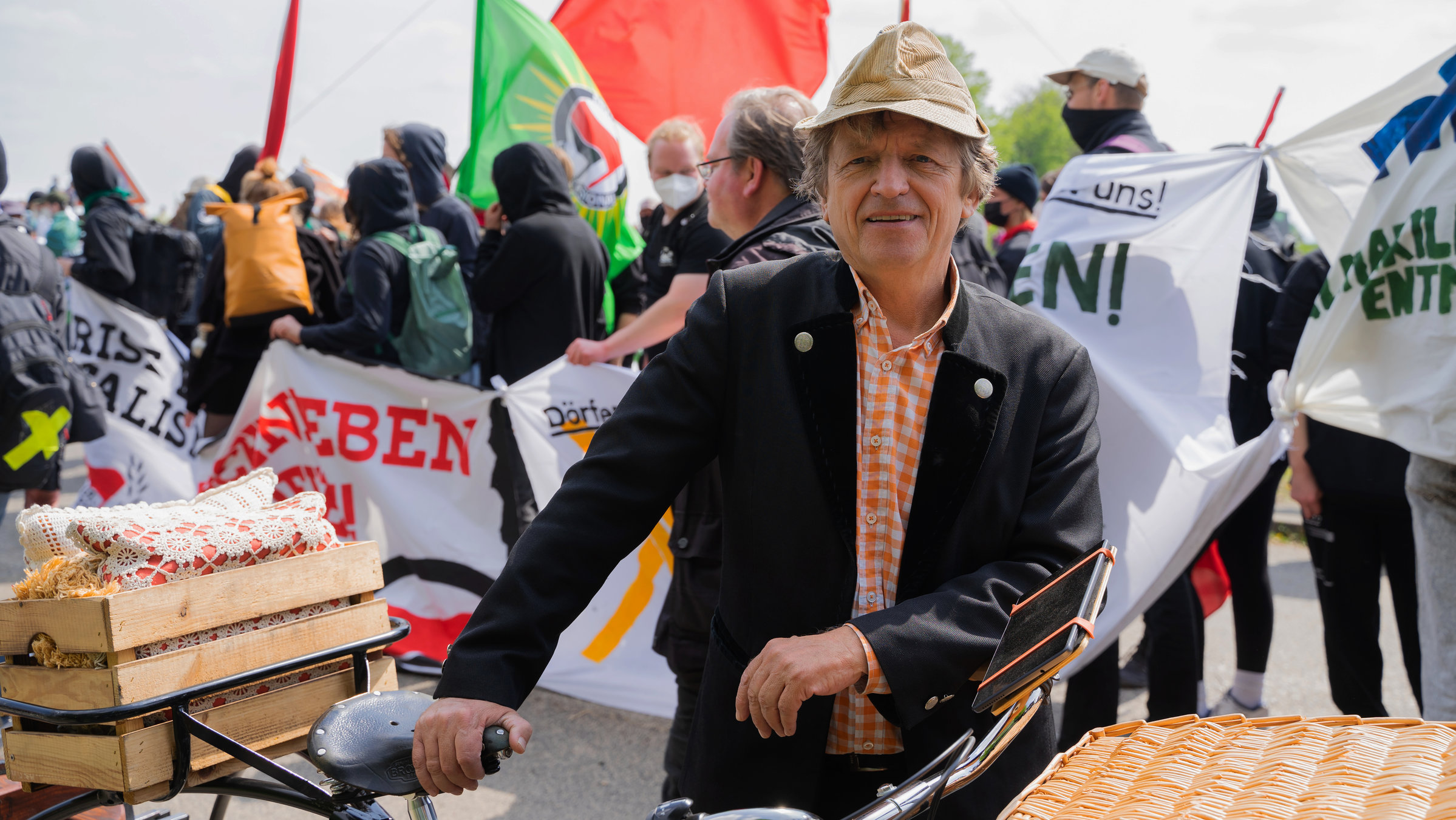 "Beim Pelzig auf der Bank - Scheiß Macht":  Pelzig bei einer Demonstration in Luetzerath.