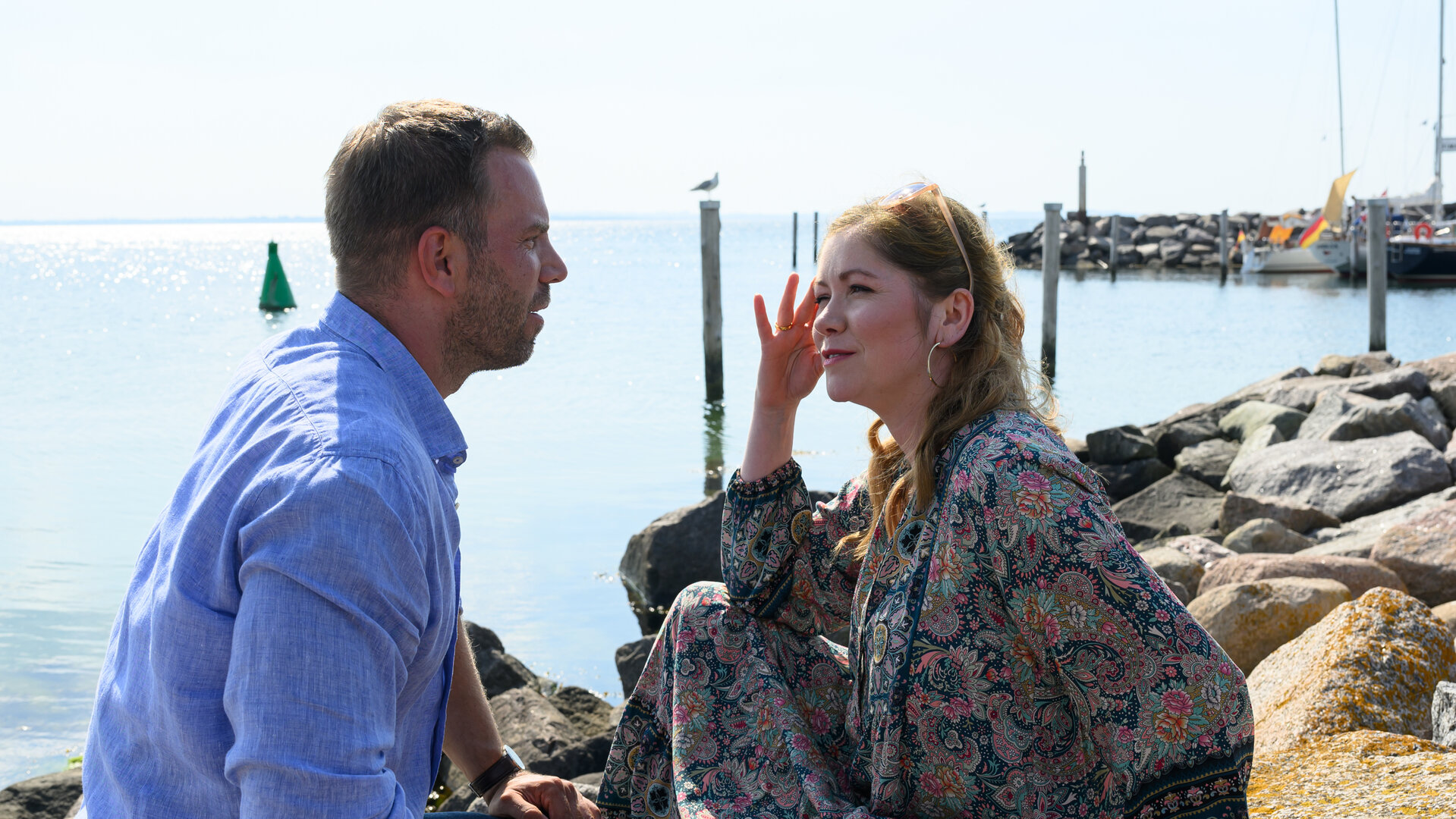 "SOKO Wismar – Schatten der Vergangenheit": Kriminalhauptkommissar Lars Pöhlmann (Dominic Boeer) sitzt mit Nicole Ferbeck (Barbara Behrendt), der Ehefrau des Opfers, am Strand.