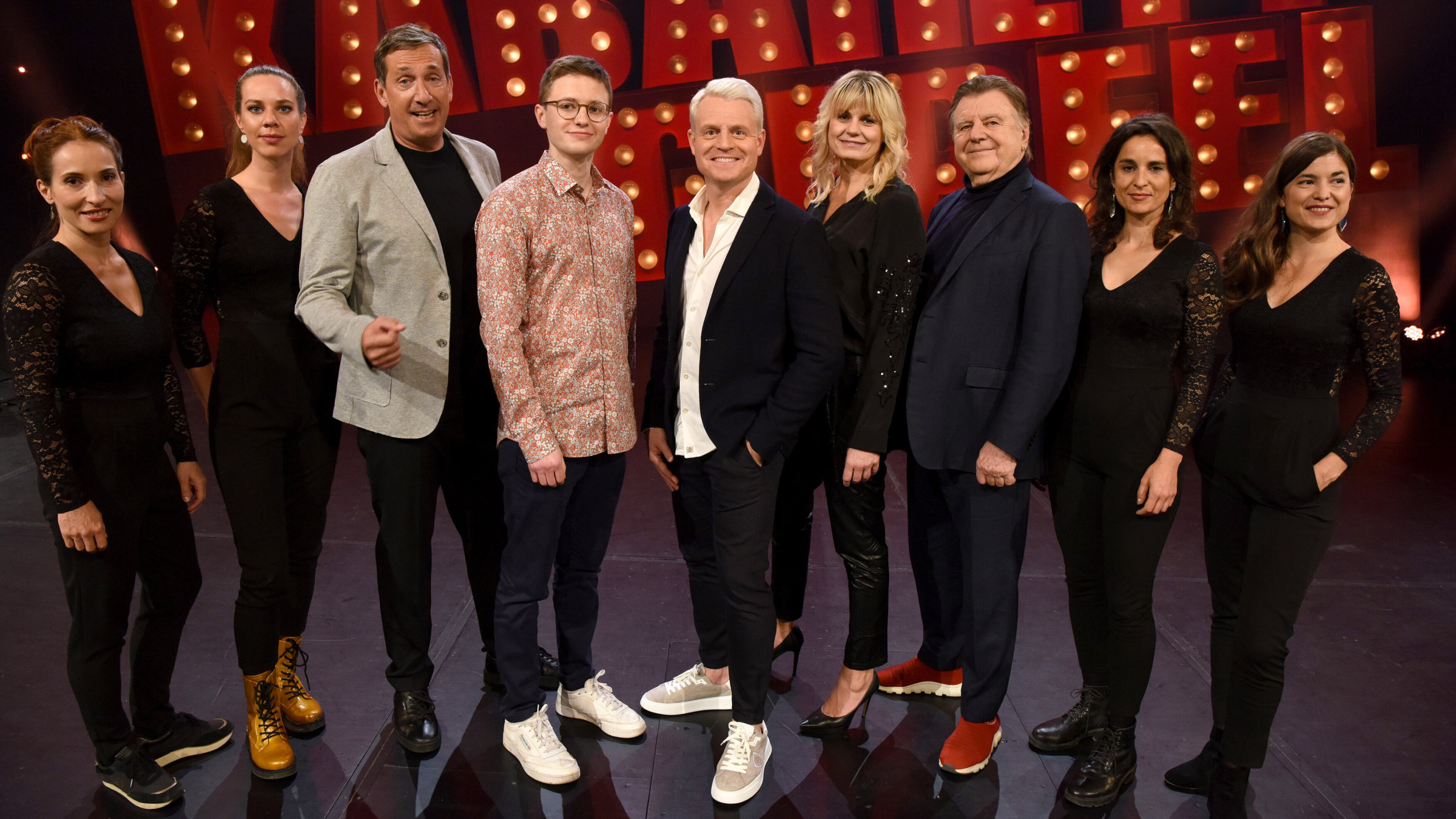 "Kabarettgipfel - Weihnachten": Viktor Gernot, Christoph Fritz, Guido Cantz, Eva Maria Marold, Lukas Resetarits und die Kabarettgipfelband.