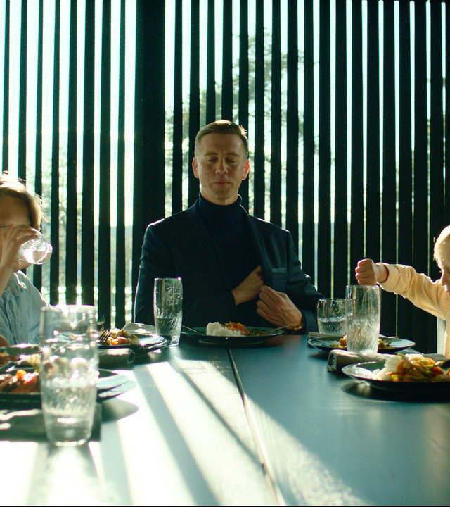 "Exit - Alles auf Anfang": William (Pål Sverre Hagen) sitzt mit Emil (Oliver Krantz-Mikaelsen),  Max (William Øksnevad),  Pim (Catharina Vu) und einer weiteren Au-pair (Vy Luong) an einem Tisch und alle essen zusammen.