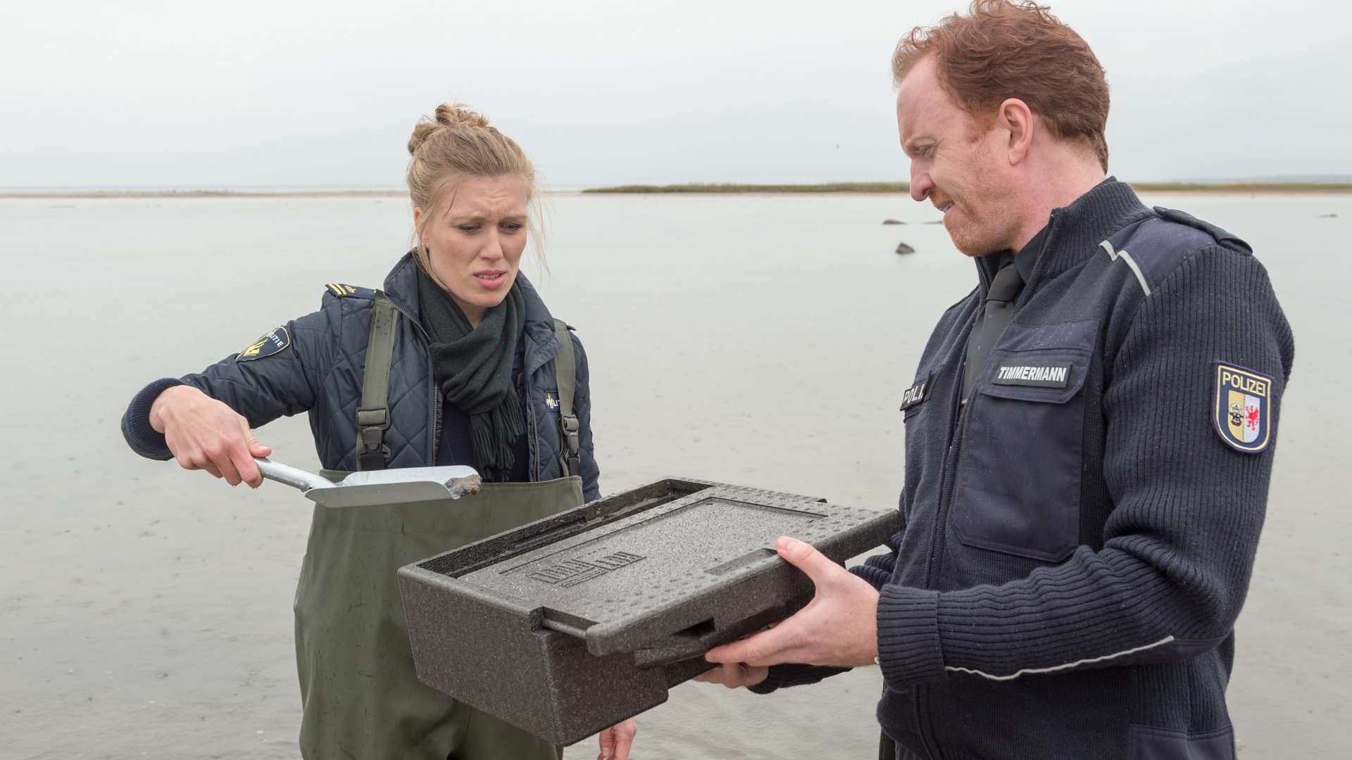 "SOKO Wismar – Die Wärme des Körpers":  Anneke van der Meer (Isabel Berghout) und Kai Timmermann (Mathias Junge) suchen den Strand nach weißem Phosphor ab.