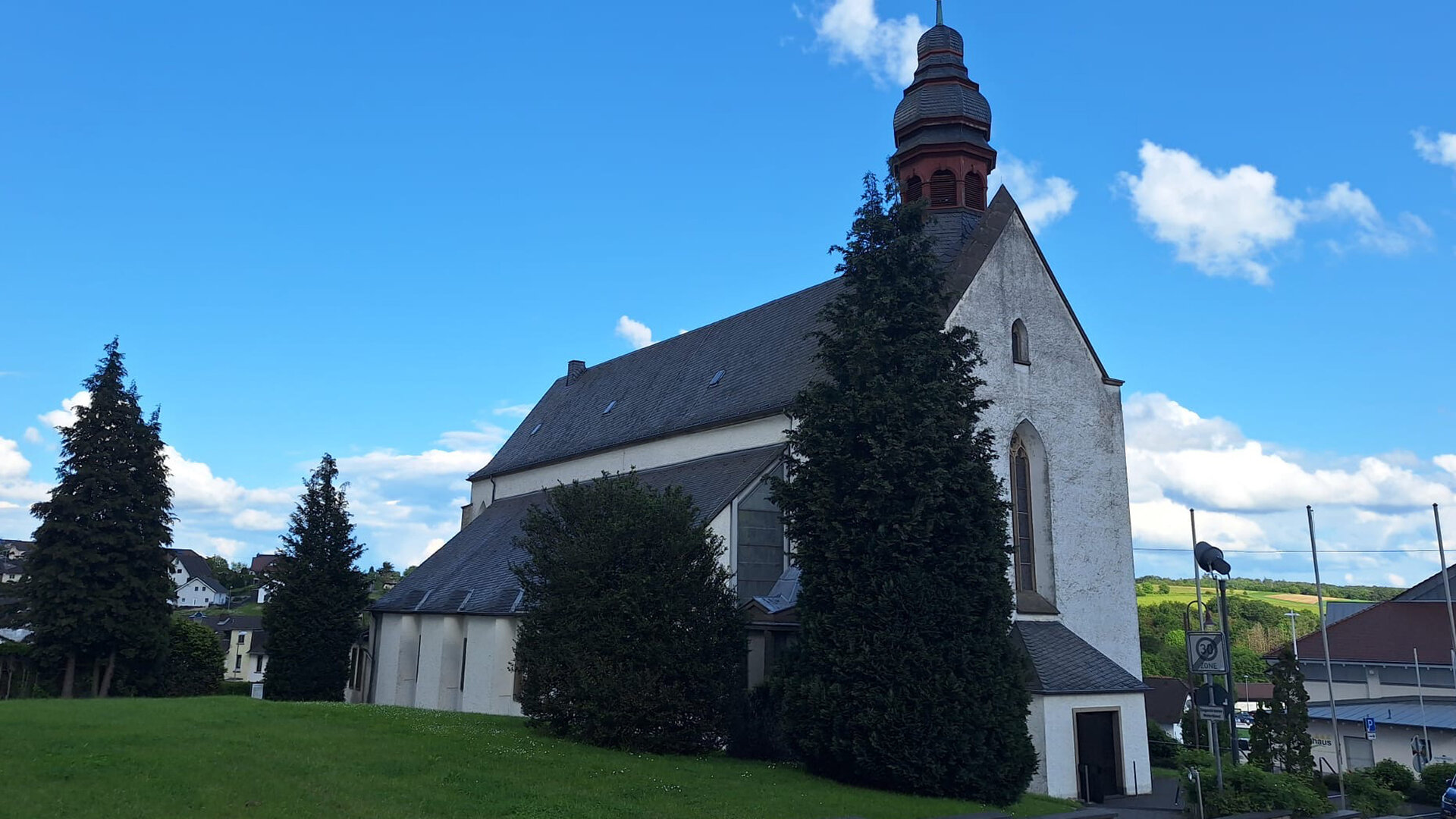 "Katholischer Gottesdienst - Nebenwirkung: Dankbarkeit": Außenansicht der Pfarrkirche St. Katharina in St. Katharinen