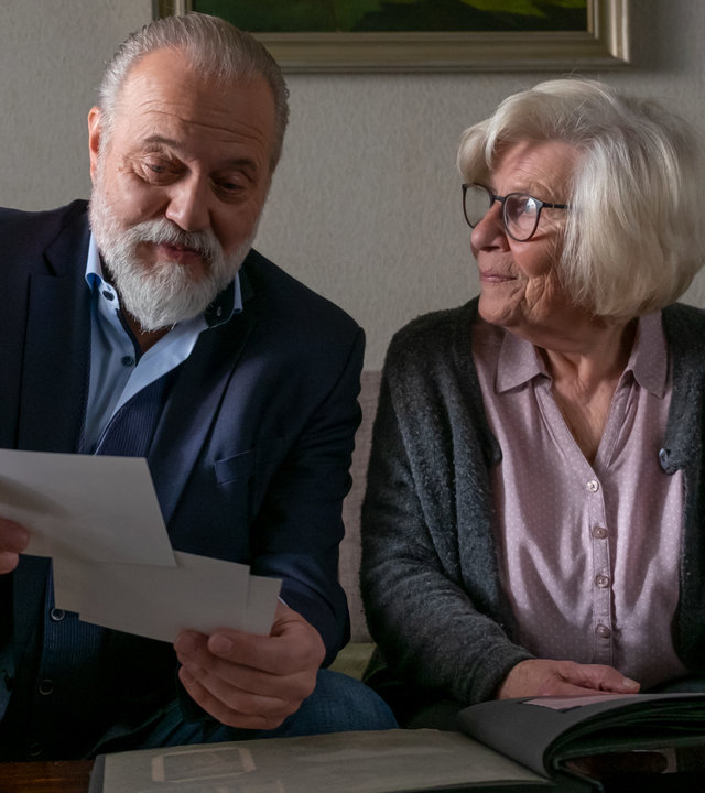 "Der Alte - Ein Tag im Leben": Richard Voss (Jan-Gregor Kremp) sitzt neben der älteren Dame Frau Buteke (Christiane Blumhoff) dem Sofa. Sie schauen sich gemeinsam ein Fotoalbum an.