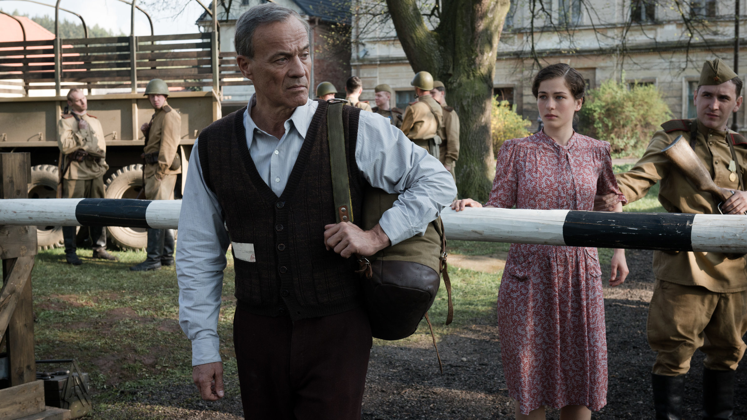"TANNBACH - Schicksal eines Dorfes" - Georg von Striesow (Heiner Lauterbach) kommt in den Westen, Anna (Henriette Confurius) bleibt.