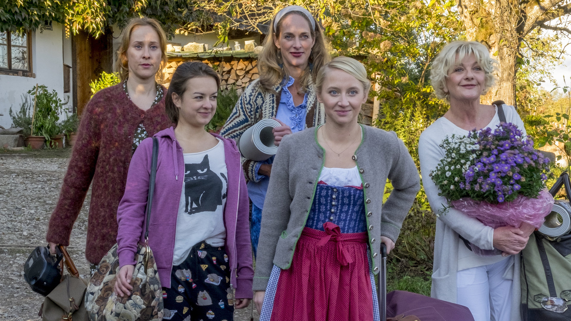 "Wenn Frauen ausziehen": Diana (Marlene Morreis), Fritzi (Michelle Barthel), Marie (Sophie von Kessel, Paula (Anna Maria Mühe) und Judith (Saskia Vester) laufen zusammen mit gepackten Sachen. Sie sehen stark und zufrieden aus.