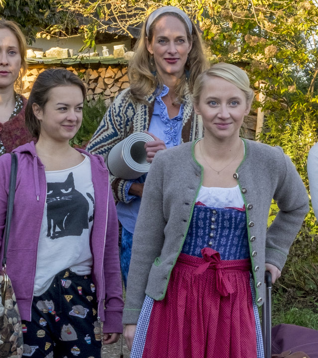 "Wenn Frauen ausziehen": Diana (Marlene Morreis), Fritzi (Michelle Barthel), Marie (Sophie von Kessel, Paula (Anna Maria Mühe) und Judith (Saskia Vester) laufen zusammen mit gepackten Sachen. Sie sehen stark und zufrieden aus.