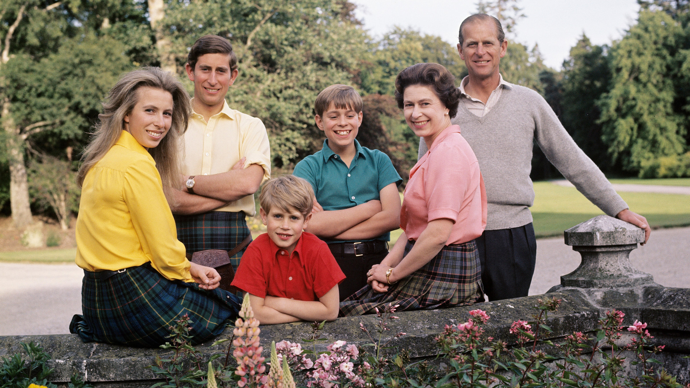 "Die Kinder der Queen (1/2)": Die königlichen Familie in Balmoral Castle, Schottland während der jährlichen Sommerferien am 22. August 1972. v.l.n.r.: Prinzessin Anne, Prince Charles, Prince Edward, Prince Andrew, Queen Elizabeth, Prince Philip.