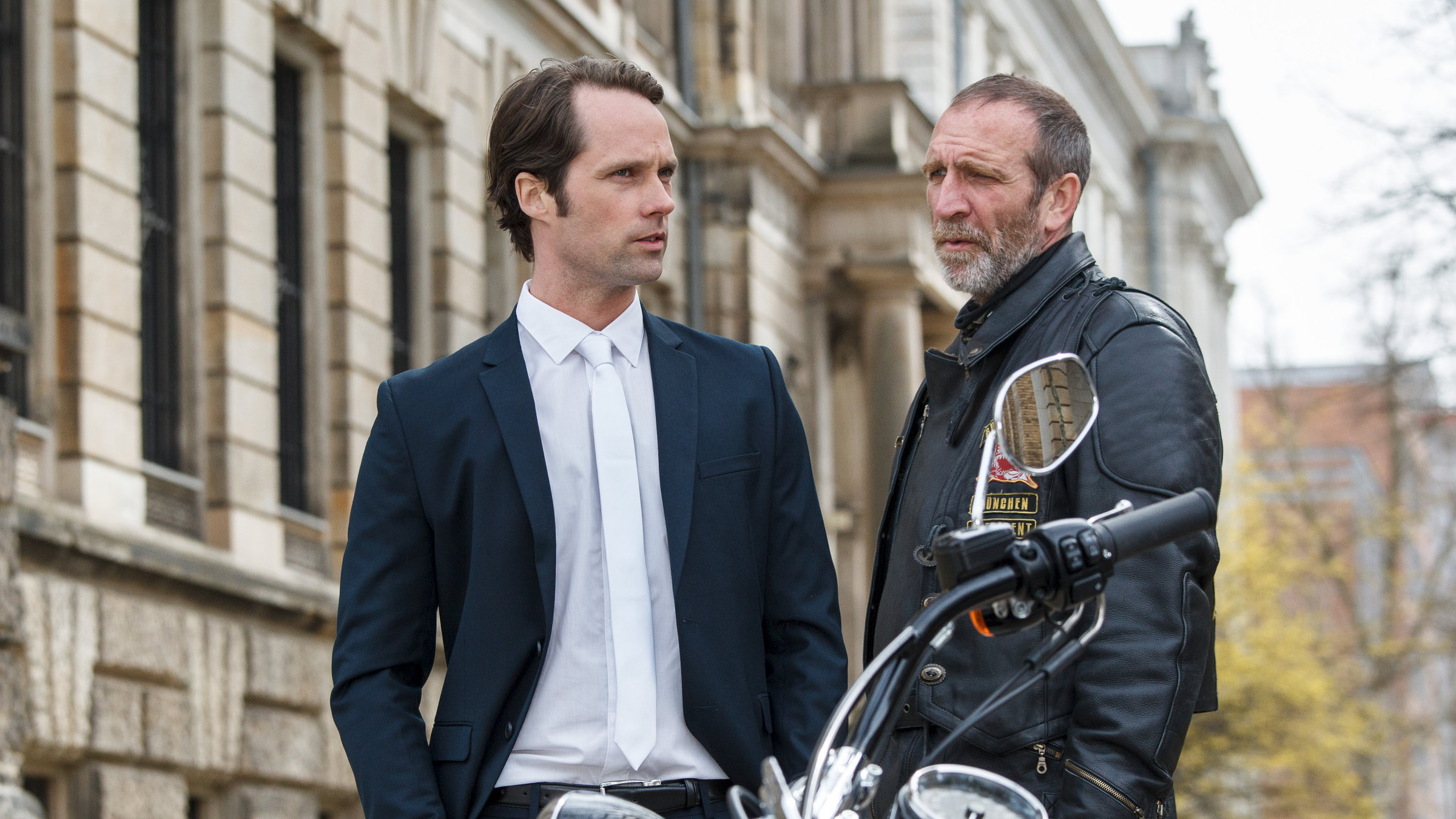 "SOKO Leipzig - Der Prozess (5)": Paul Korte (Matthias Schloo) und sein Vater Frank Wellinger (Jochen Nickel) stehen vor dem Gerichtsgebäude.