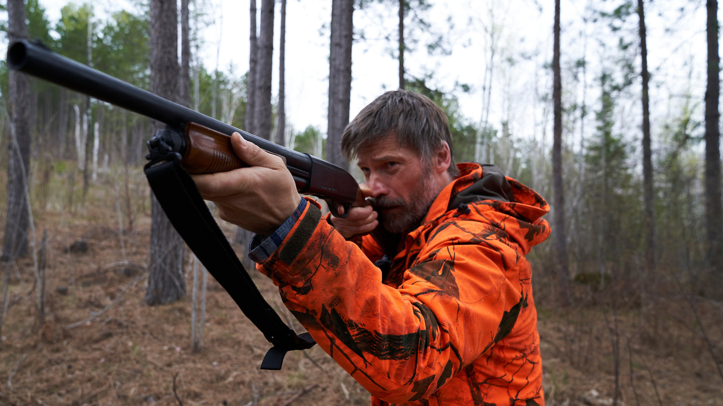 "Tod in den Wäldern": Rayburn (Nikolaj Coster-Waldau) steht mit einem Gewehr am Anschlag im Wald.