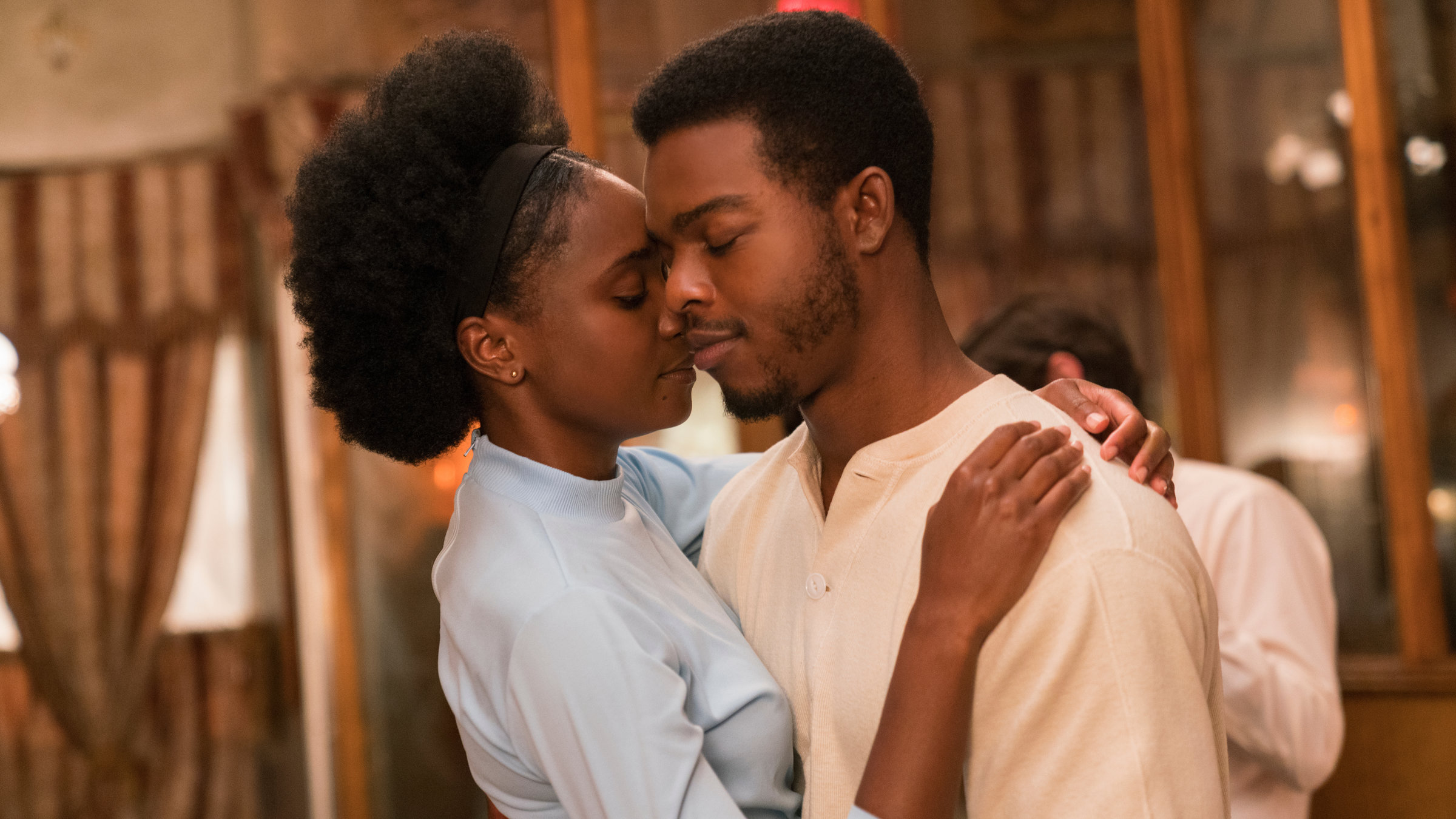 "Beale Street": Beim Tanzen umarmt Tish (Kiki Layne) ihren Freund Fonny (Stephan James). Ihre Gesichter sind nah beieinander, die Augen geschlossen.