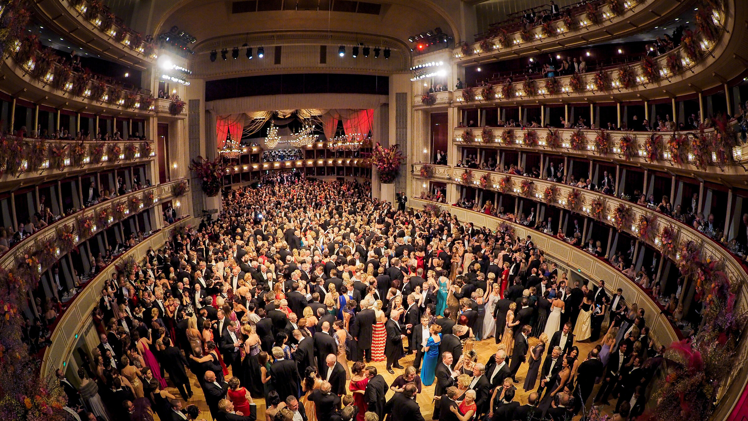 "Wiener Opernball 2026 - Alles tanzt - Ankunft der Gäste": Wiener Opernball 2026.