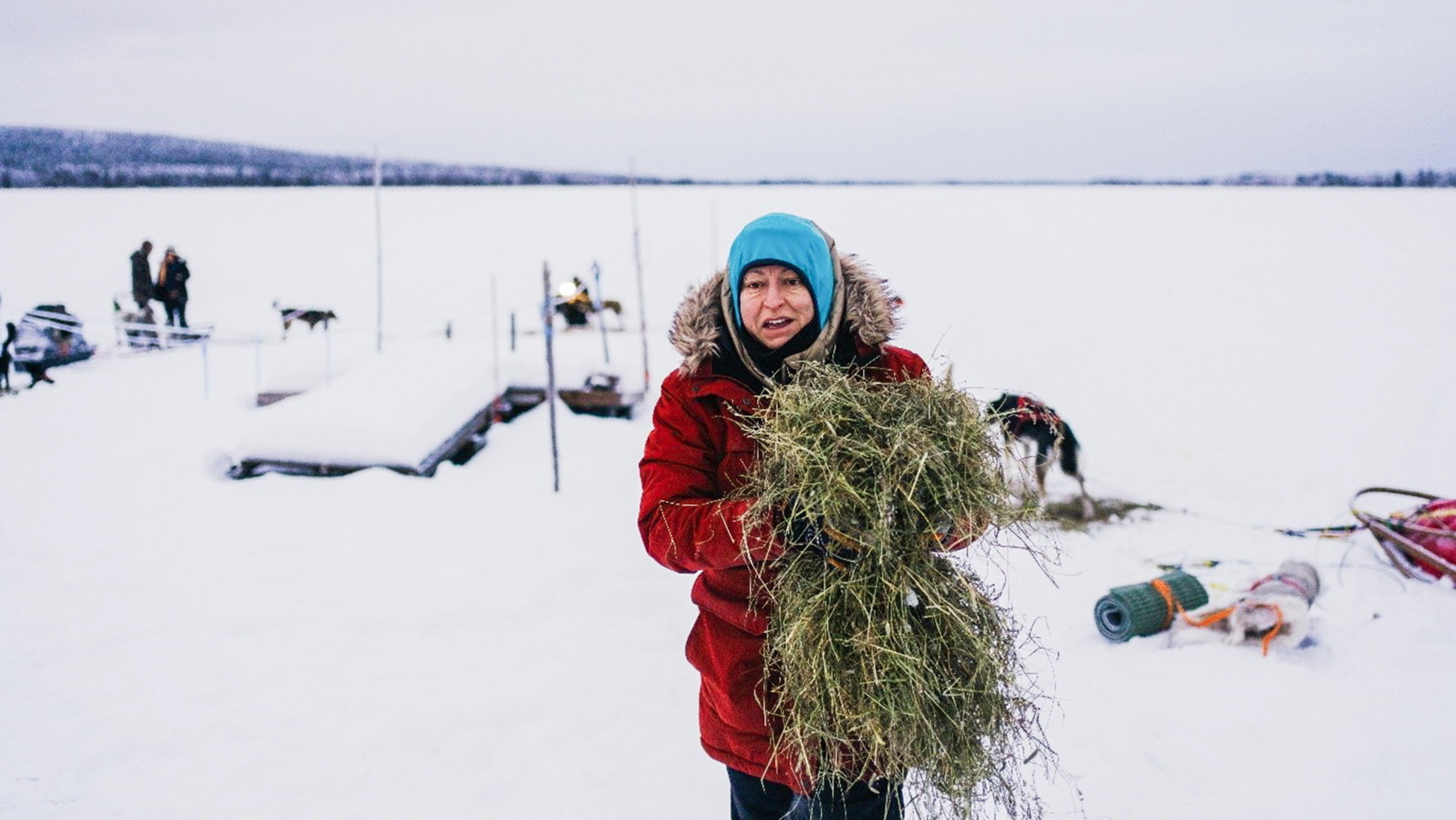 "Silvias Leben mit Parkinson": Die an Parkinson erkrankte Silvia Lerch versorgt in der DOK-Serie "Abenteuer Lappland" ihre Schlittenhunde mit Stroh.