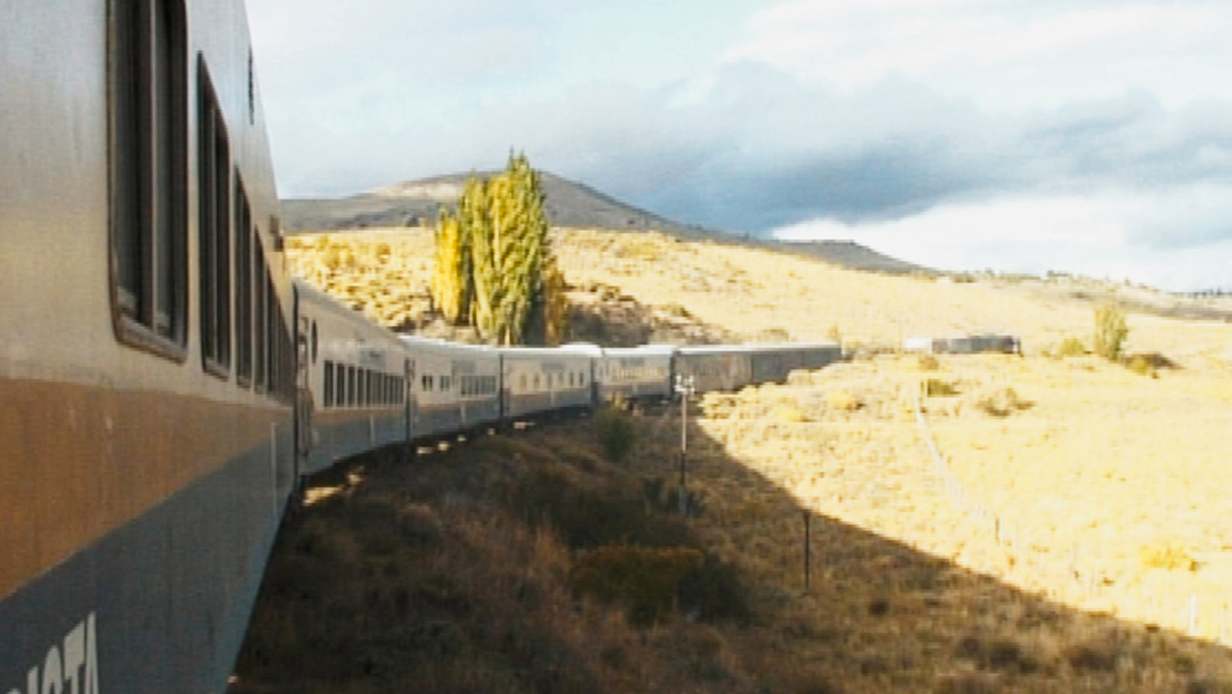 "Fernweh: Zug um Zug": Blick auf den Zug in einer Kurve.