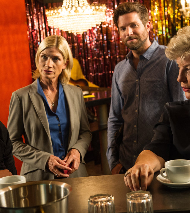 "SOKO Stuttgart - Liebe, Love & Amour": Martina Seiffert (Astrid M. Fünderich) und Jo Stoll (Peter Ketnath) stehen zwischen Anne Sukowski (Floriane Eichhorn) und Hildegard Hellwig (Peggy Lukac). Die gemeinsam an der Bar sitzen. Die Ermittler befragen die beiden Frauen.