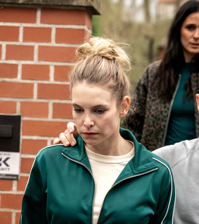 "Jenseits der Spree - Verlorene Engel": Sarah Winter (Sina Martens) wird von Robert Heffler (Jürgen Vogel) im Beisein von Mavi Neumann (Aybi Era) abgeführt.