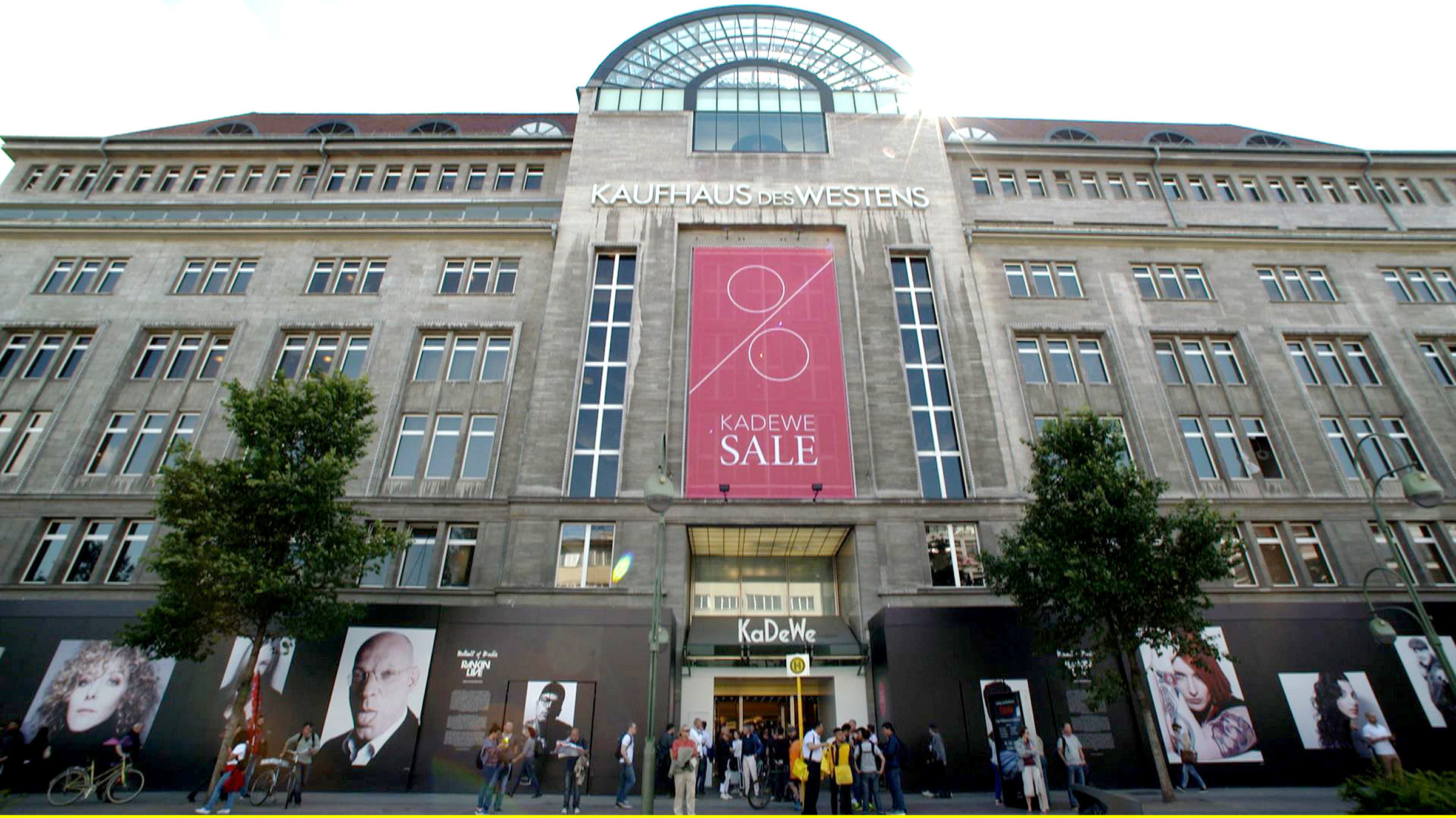 "Die großen Traumkaufkäuser - KaDeWe, Berlin": Das KaDeWe mit Fotografien von Rankin auf den Sichtschutzwänden vor dem Kaufhaus.