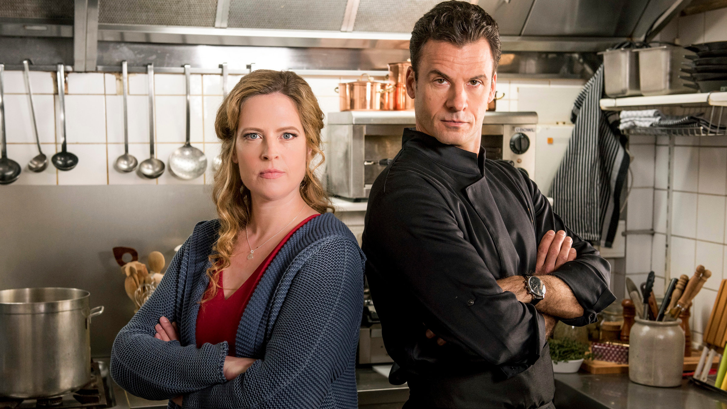 "Meine Mutter ist unmöglich": Star-Koch Rufus (Stephan Luca) und Eifel-Wirtin Toni (Diana Amft) kochen um die Wette.