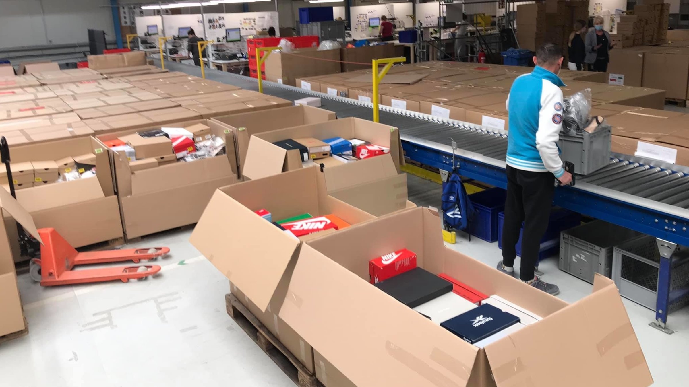 "planet e.: Retouren-Retter - Zweites Leben für Online-Ware": Retouren in einer Warenhalle voller Pakete und Kartons.