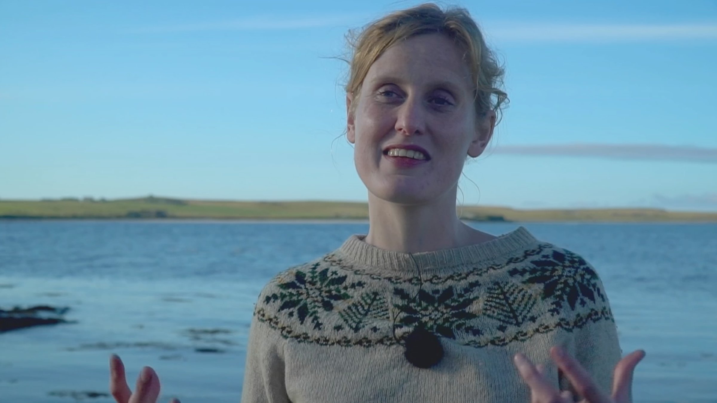 "Der andere Kick - Amy Liptrots 'Nachtlichter'": Amy Liptrot im Norwegerpullover am Wasser