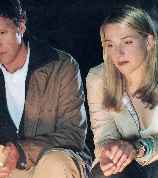 "Bianca - Wege zum Glück: Kapitel 173": Abends vor einer Holzhütte: Oliver (Patrik Fichte) und Bianca (Tanja Wedhorn) sitzen auf einer Veranda nebeneinander. Oliver hat ein Stück Holz und ein Feuerzeug in der Hand. Der Blick der beiden geht nach unten und wirkt sehr betroffen.