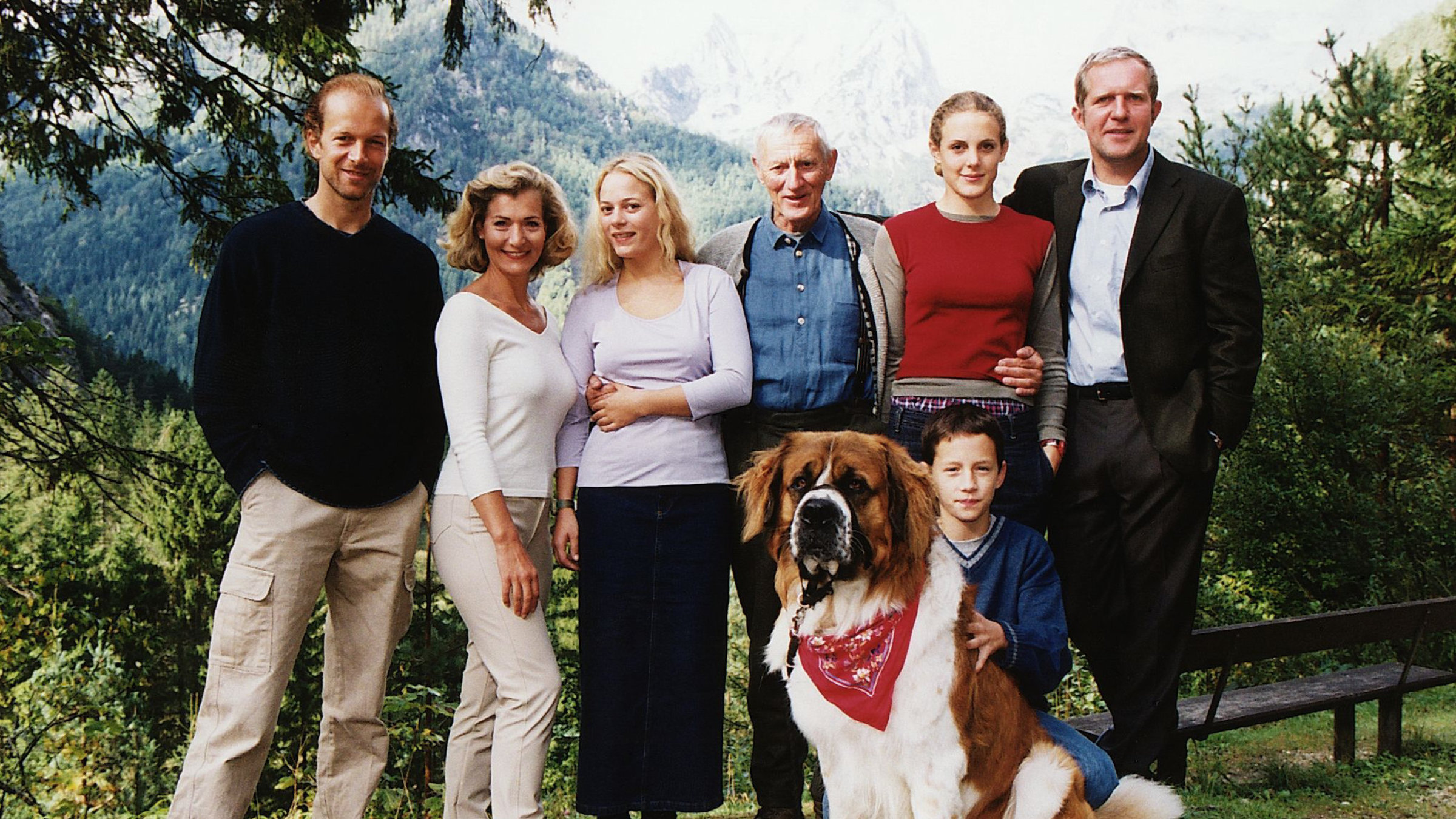 "Liebe versetzt Berge" - v.l.n.r.: Jochen Horst(Georg Bachler), Christine Mayn (Lisa Kofler), Susanna Knechtl (Kathi Kofler), Johannes Thanheiser (Pius Kofler), Barbara Lanz (Barbara Kofler), Harald Krassnitzer (Otto Bachler). Vorn: Stefan Clapczinsky (Andreas Kofler) und sein Hund Berni.