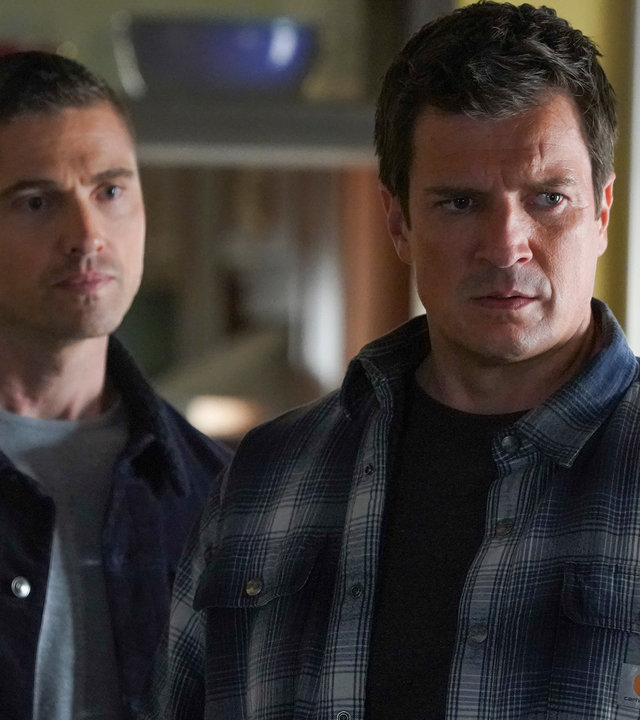 "The Rookie - Das Erdbeben": Tim Bradford (Eric Winter) blickt über John Nolans (Nathan Fillion) Schulter in die Ferne.