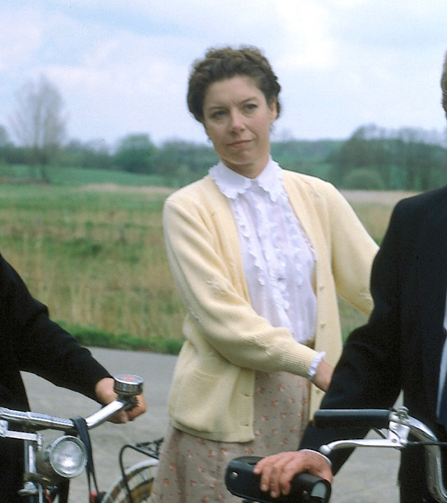 "Der Landarzt - Glücklich geschieden": Berta (Gerda Gmelin), Thea (Evelyn Hamann) und Pfarrer Eckholm (Heinz Reincke) stehen mit den Fahrrädern auf einem Landweg.
