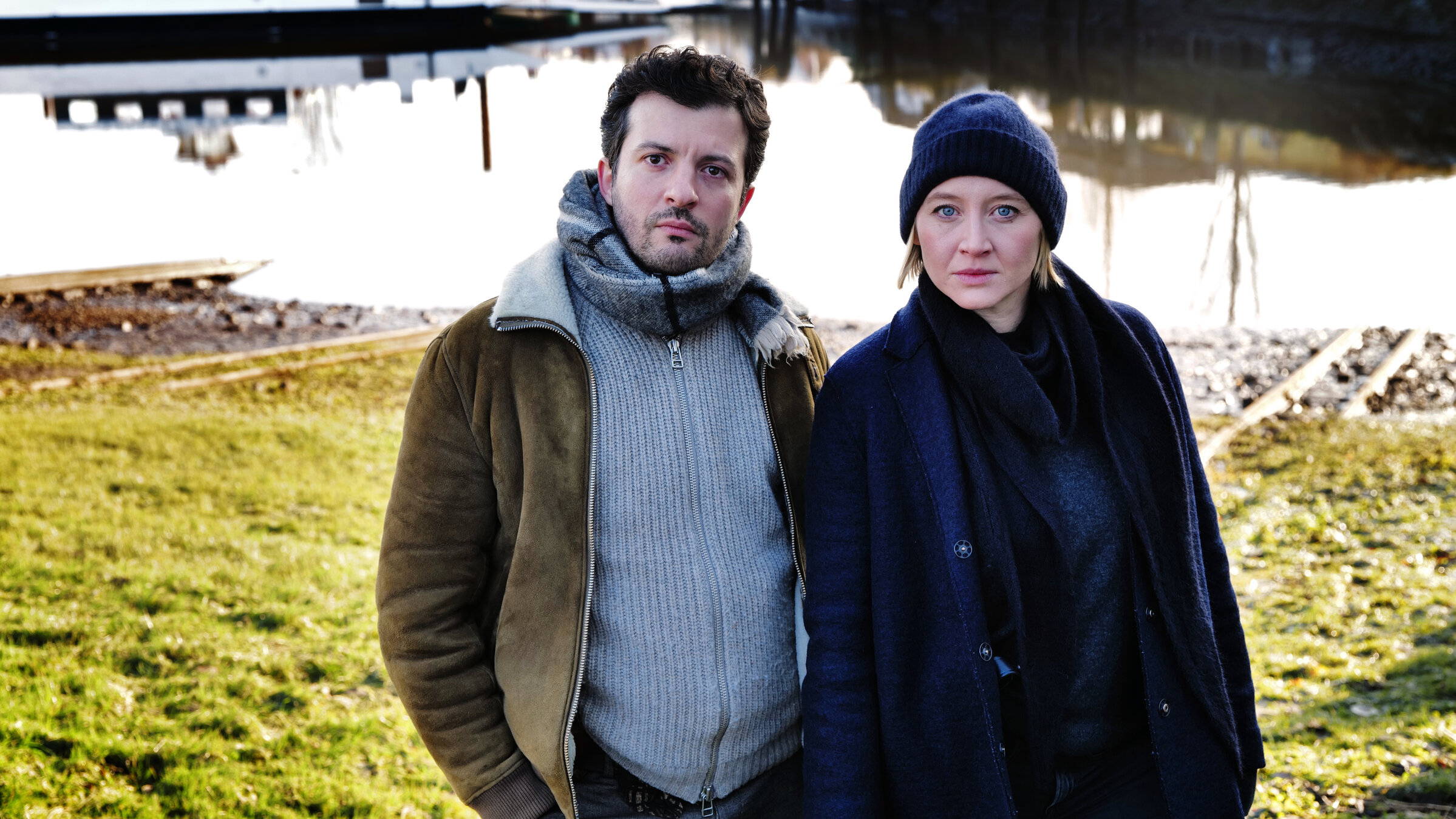 "Solo für Weiss - Tödliche Wahl": Ben Salawi (Camill Jammal) und seine Kollegin Nora Weiss (Anna Maria Mühe) stehen zusammen am Hafen.