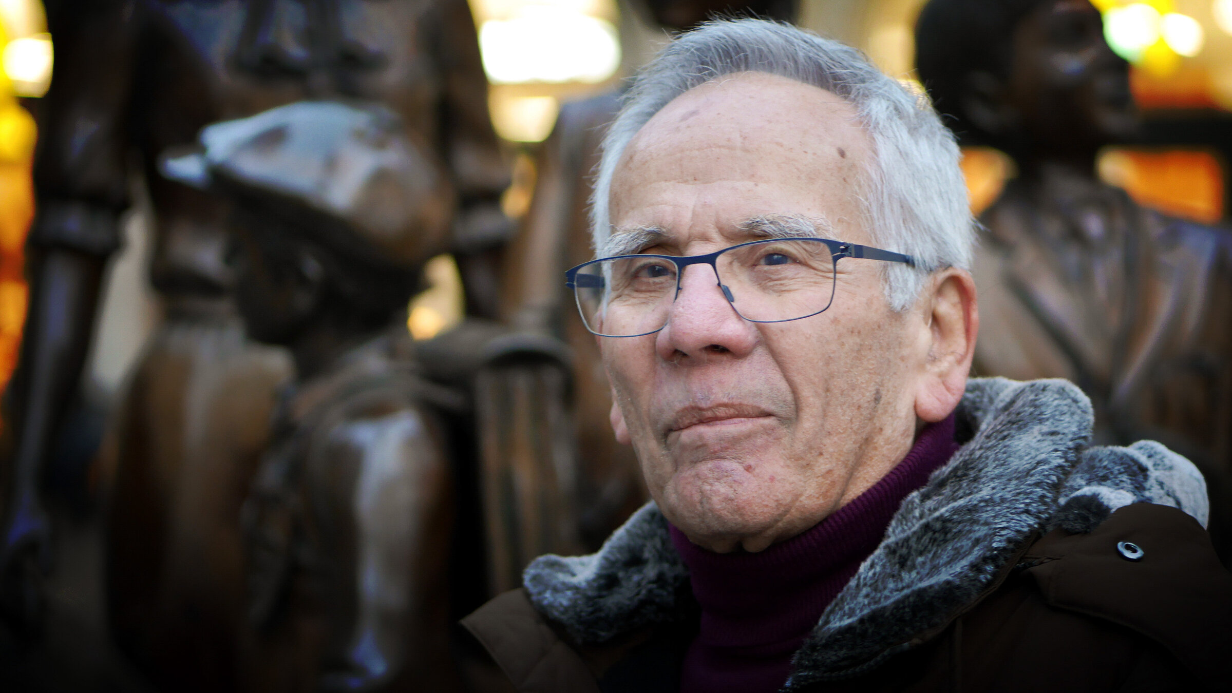 "Auf Wiedersehen Mama, auf Wiedersehen Papa": Erich Reich wurde 1935 in Wien geboren. Als Vierjähriger musste er seine Heimat verlassen, seine Eltern wurden ermordet. In der Kindergruppe des Denkmals vor Liverpool Street Station ist er nach einer Fotografie abgebildet.