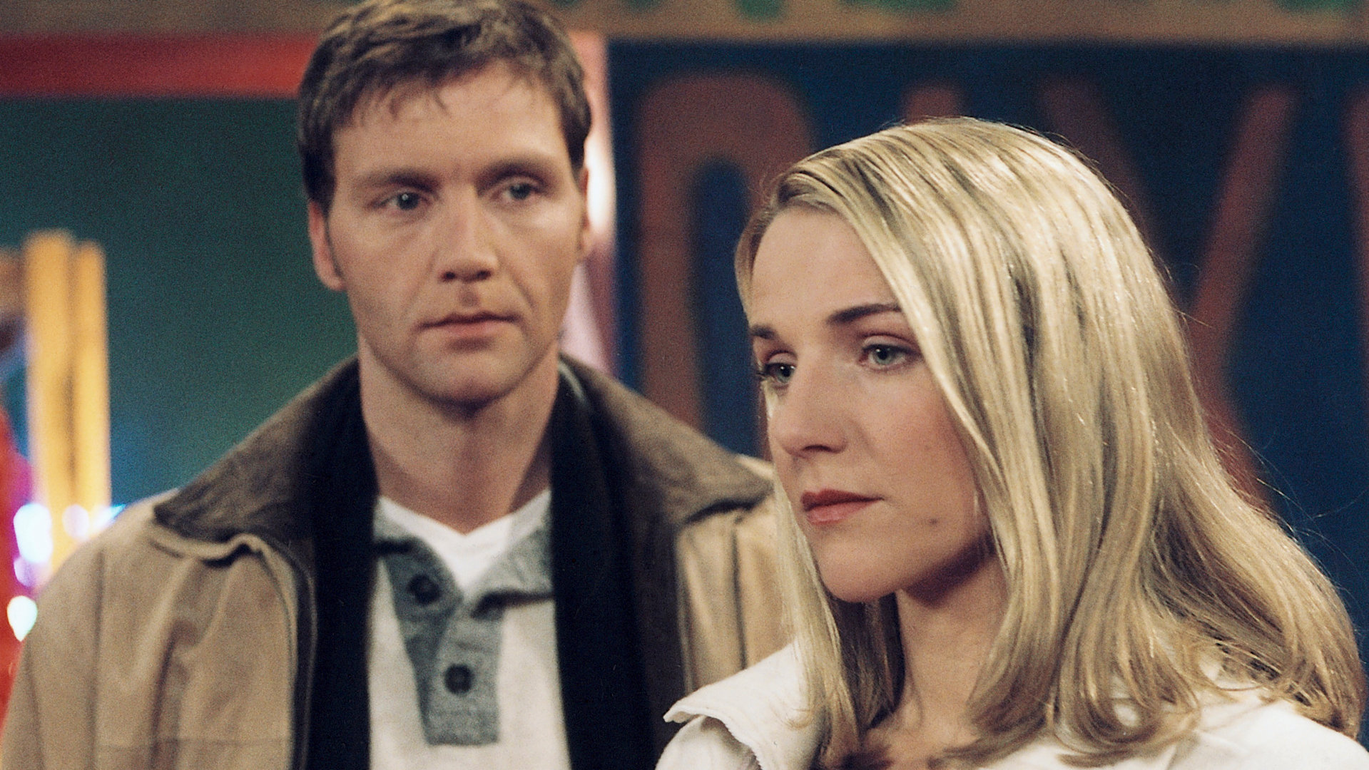 "Bianca - Wege zum Glück: Folge 90": Zufällig begegnet: Bianca (Tanja Wedhorn) steht vor Oliver (Patrik Fichte) und wendet sich von ihm weg. Sie wirkt traurig. Oliver steht hinter ihr und blickt zu ihr.