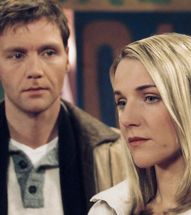 "Bianca - Wege zum Glück: Folge 90": Zufällig begegnet: Bianca (Tanja Wedhorn) steht vor Oliver (Patrik Fichte) und wendet sich von ihm weg. Sie wirkt traurig. Oliver steht hinter ihr und blickt zu ihr.