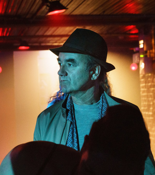 "Killing Eve - Ich kenn' sie doch": Bill Pargrave (David Haig) steht in einem dunklen Nachtclub inmitten einer Menschenmenge und schaut skeptisch zur Seite.