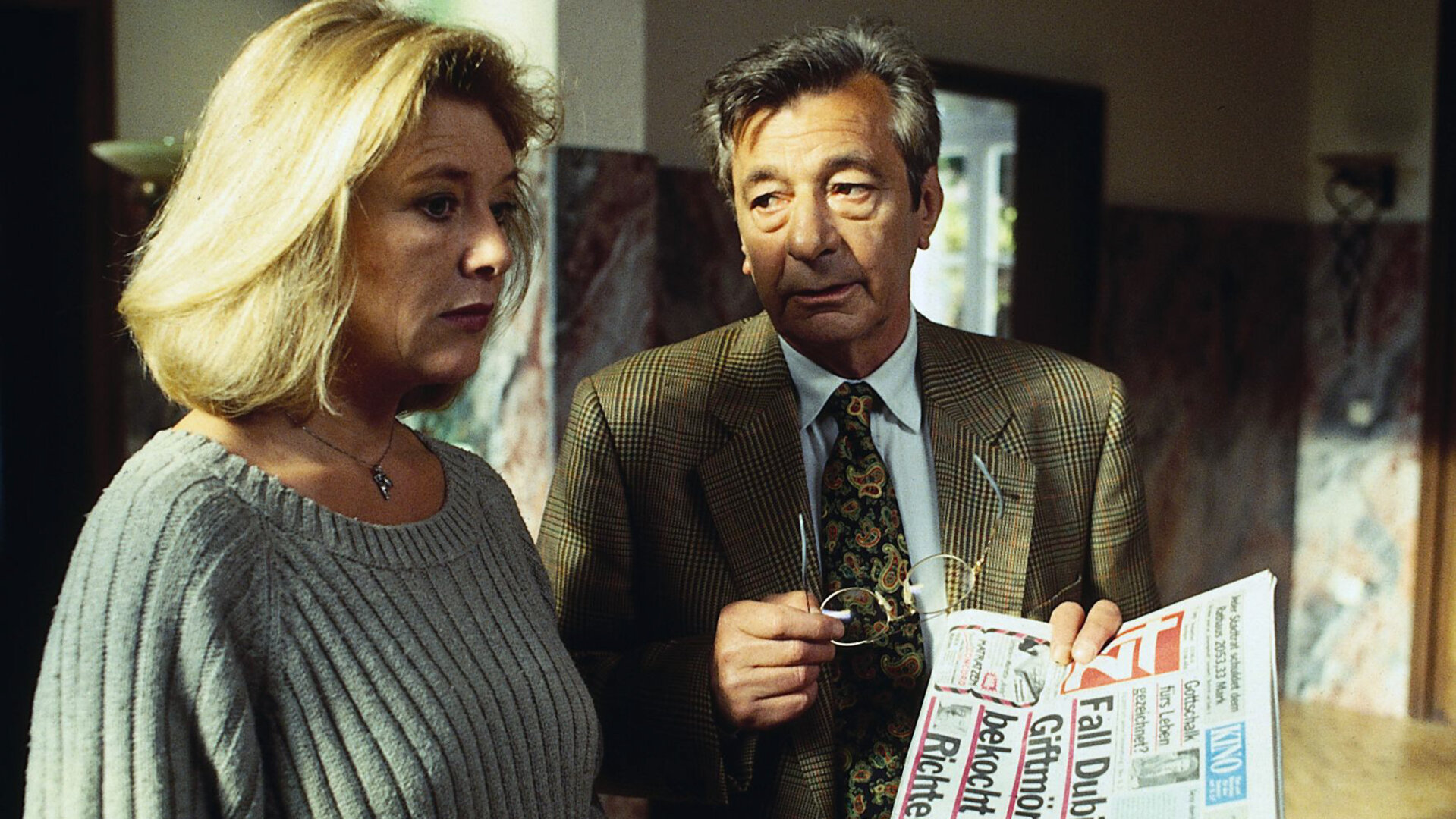 "Alle meine Töchter - Der Skandal (2)": Berthold (Günter Mack) zeigt Margot (Jutta Speidel) einen Zeitungsartikel. Doch Margot schaut entgeistert in die Ferne.