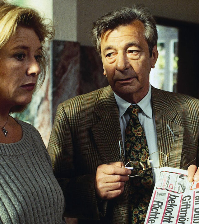 "Alle meine Töchter - Der Skandal (2)": Berthold (Günter Mack) zeigt Margot (Jutta Speidel) einen Zeitungsartikel. Doch Margot schaut entgeistert in die Ferne.