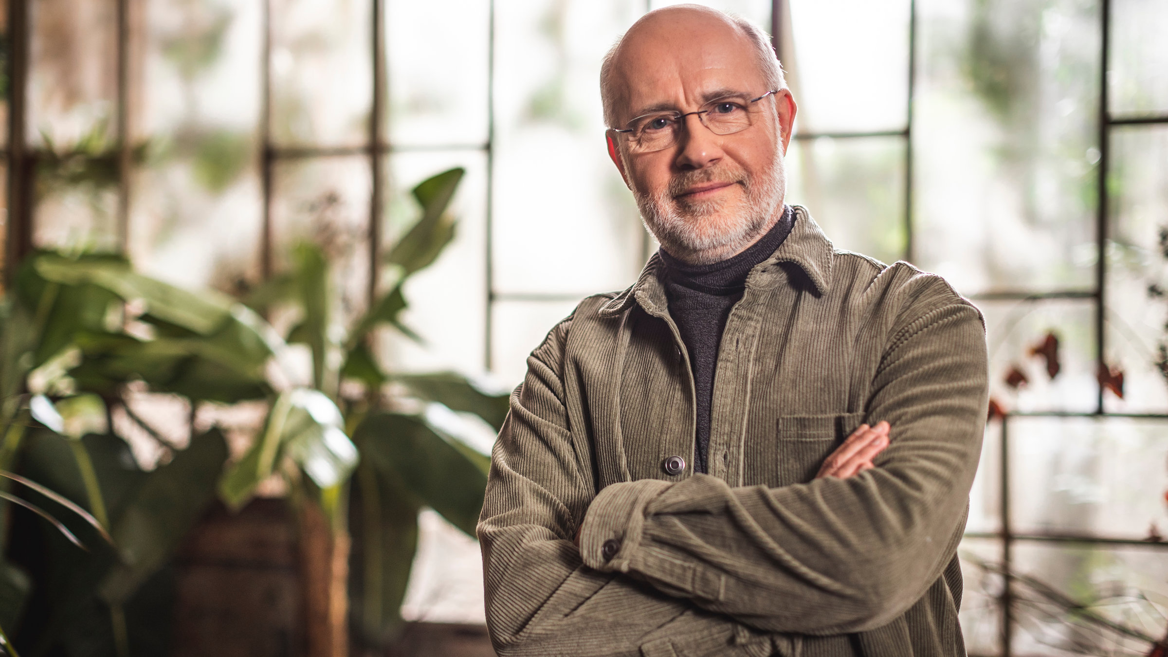 "Terra X: Supercodes - Die geheimen Formeln der Natur - Bauplan der Erde": Moderator Harald Lesch in grüner Cordjacke in einem Set mit Pflanzen.