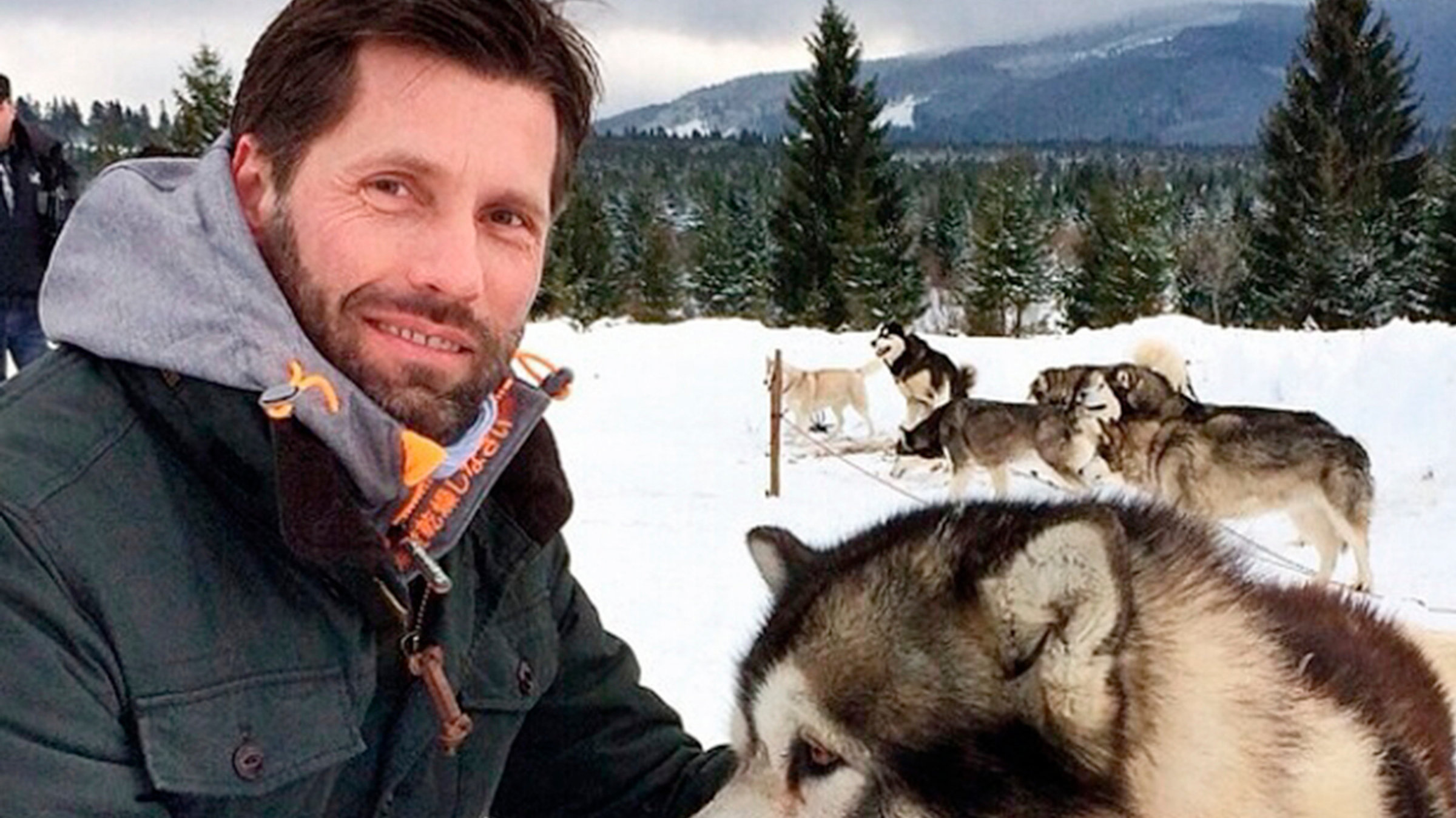 "Transsilvanien im Schnee": ARD-Korrespondent Till Rüger mit einem Malamute-Schlittenhund.