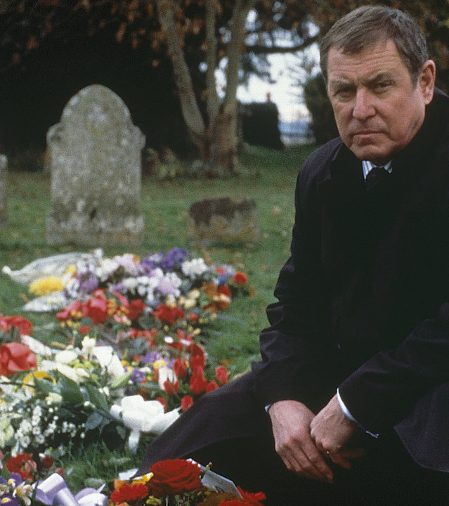 "Inspector Barnaby - Morden, wenn die Blätter fallen": Inspector Barnaby (John Nettles) bei den Kränzen am Grab des Ermordeten.