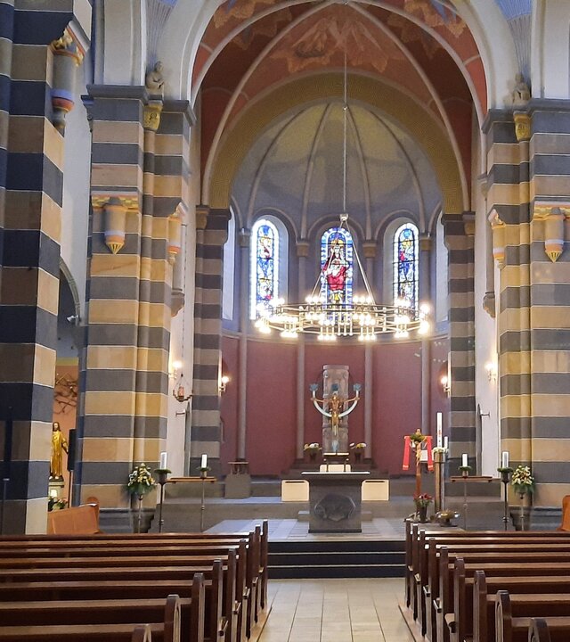 "Katholischer Gottesdienst - Aus dem Rahmen fallen": Innenraum der Pfarrkirche Herz-Jesu in Mayen mit Blick auf den Altar.